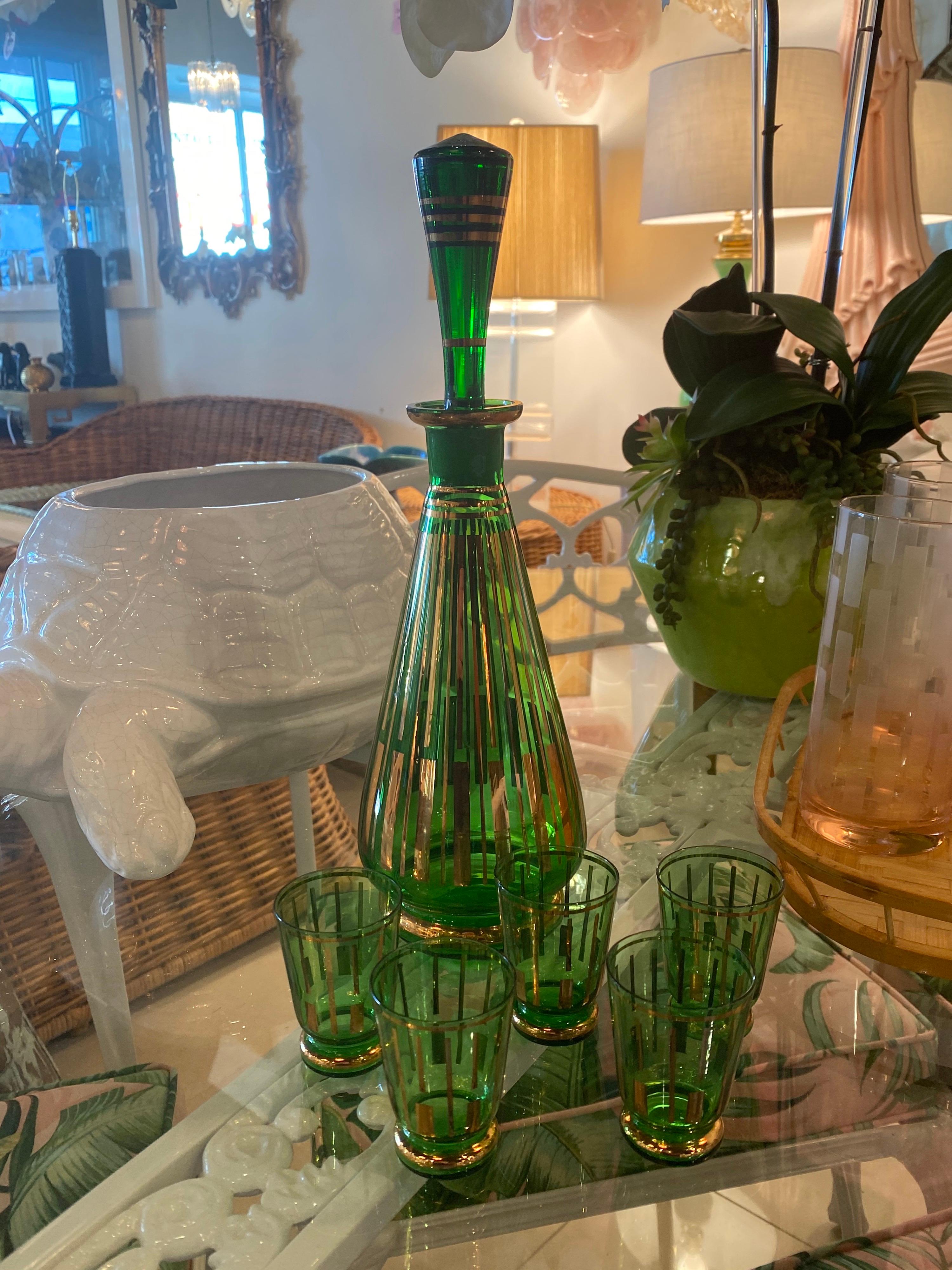 Carafe vintage en verre vert avec bouchon et 5 verres à boire 12