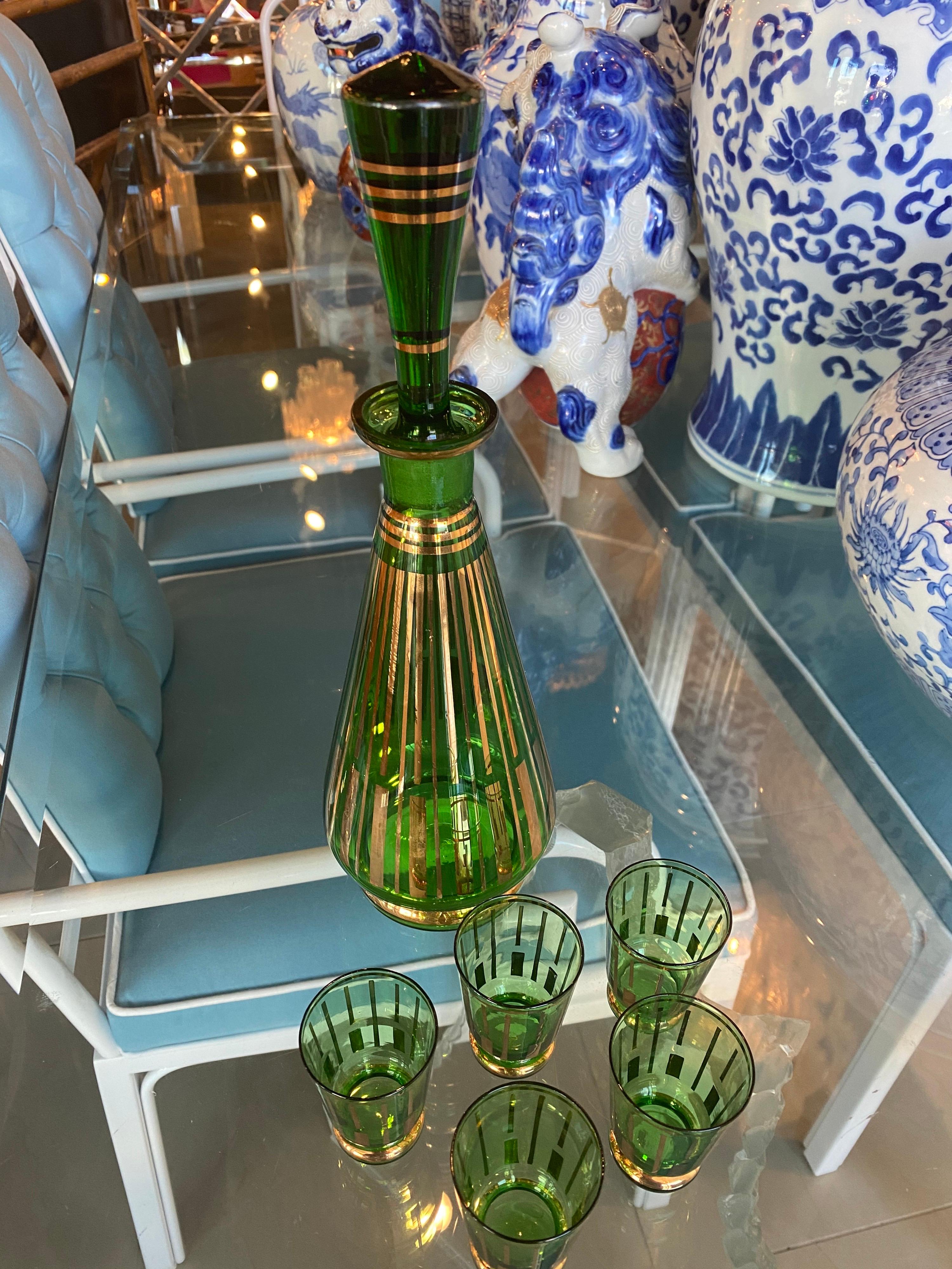 Grüner Vintage-Dekanter aus Glas mit Stopper und 5 Schuh-Getränkegläsern aus grünem Glas 14
