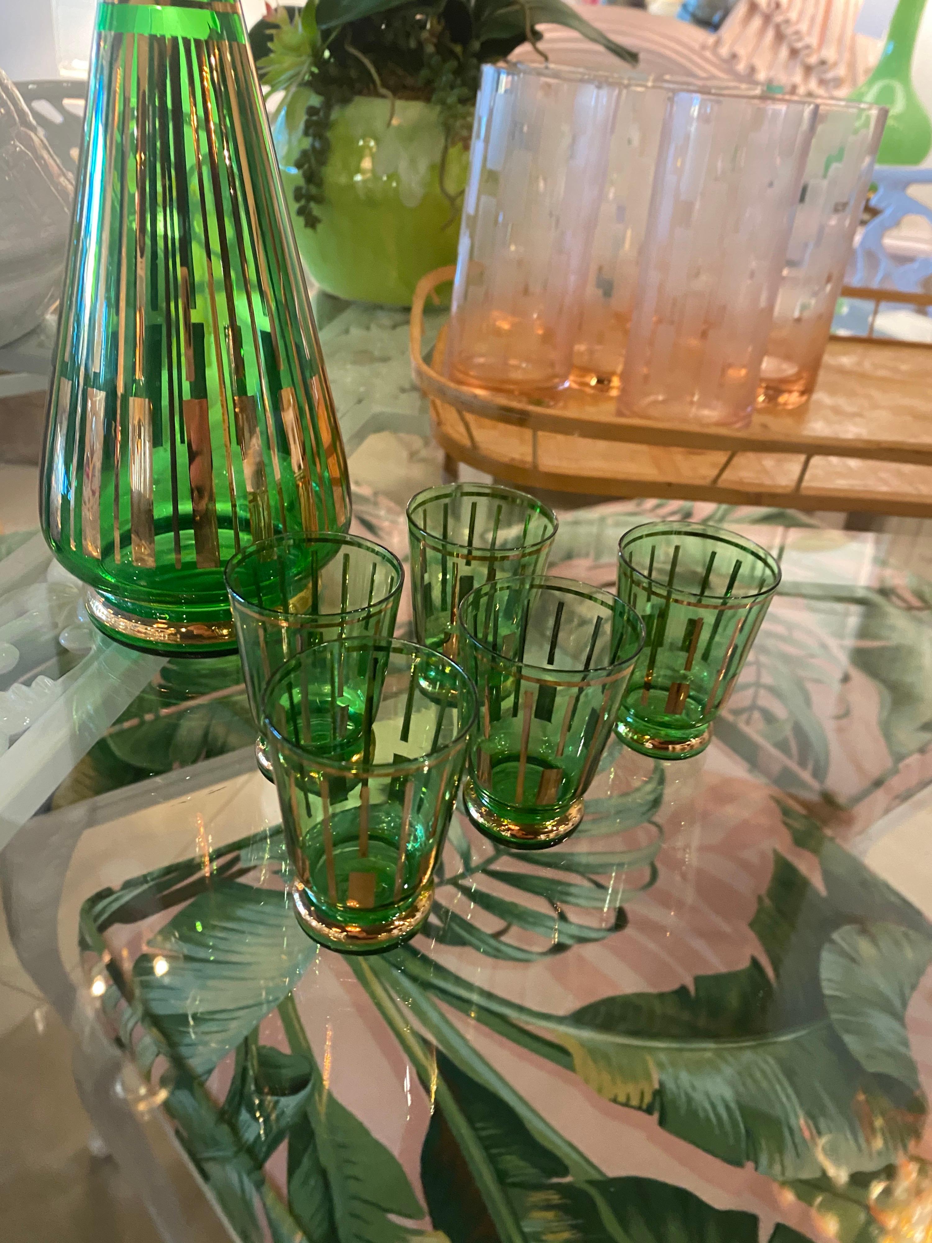 Grüner Vintage-Dekanter aus Glas mit Stopper und 5 Schuh-Getränkegläsern aus grünem Glas im Zustand „Gut“ in West Palm Beach, FL