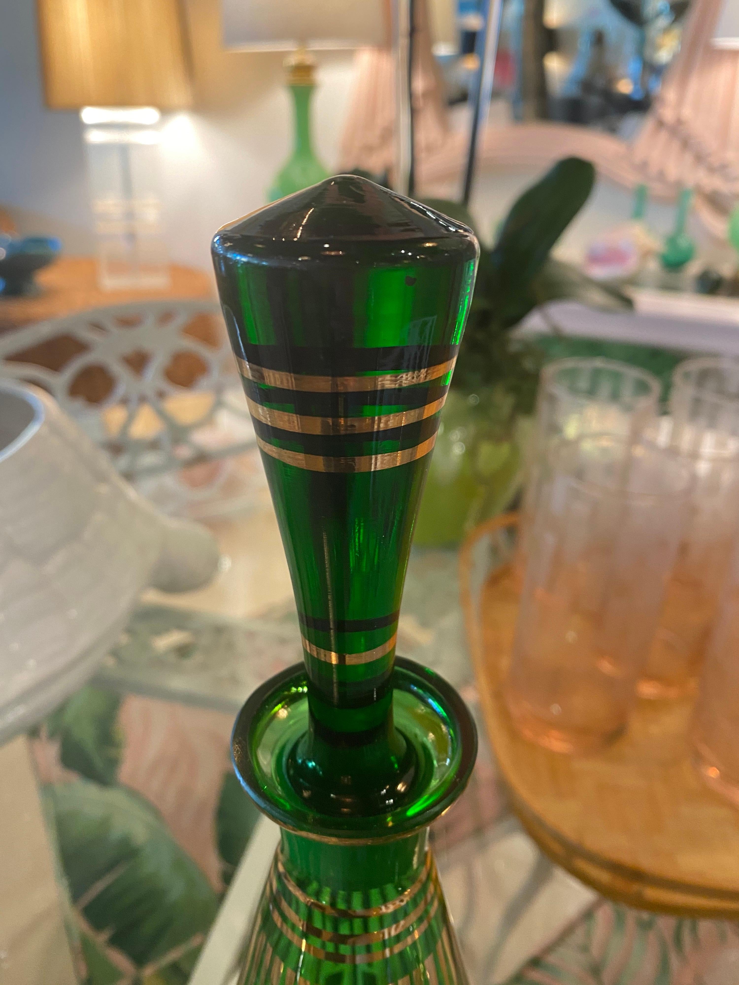 Milieu du XXe siècle Carafe vintage en verre vert avec bouchon et 5 verres à boire