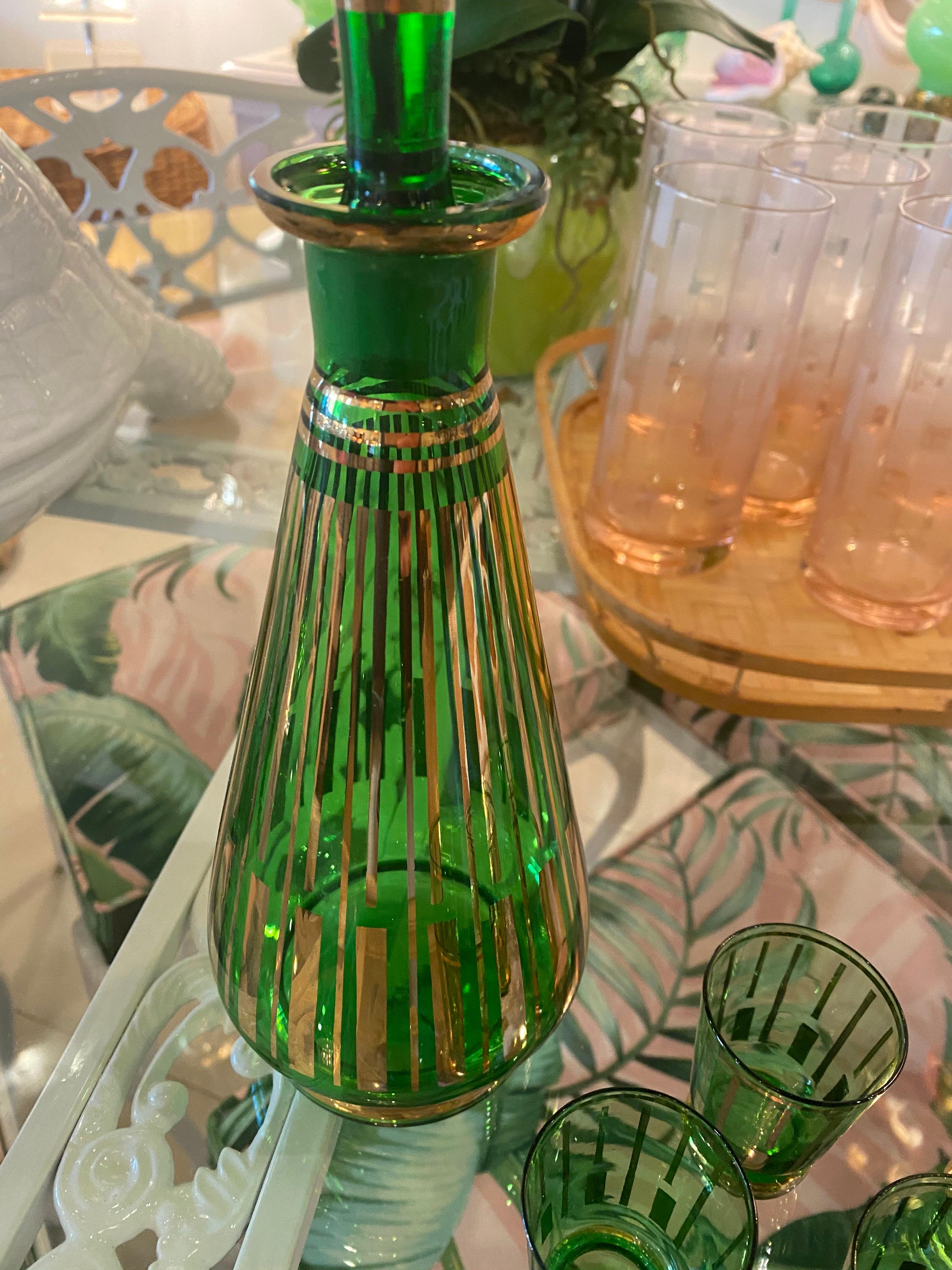 Hollywood Regency Vintage Green Glass Decanter with Stopper & 5 Shot Drinking Glasses For Sale