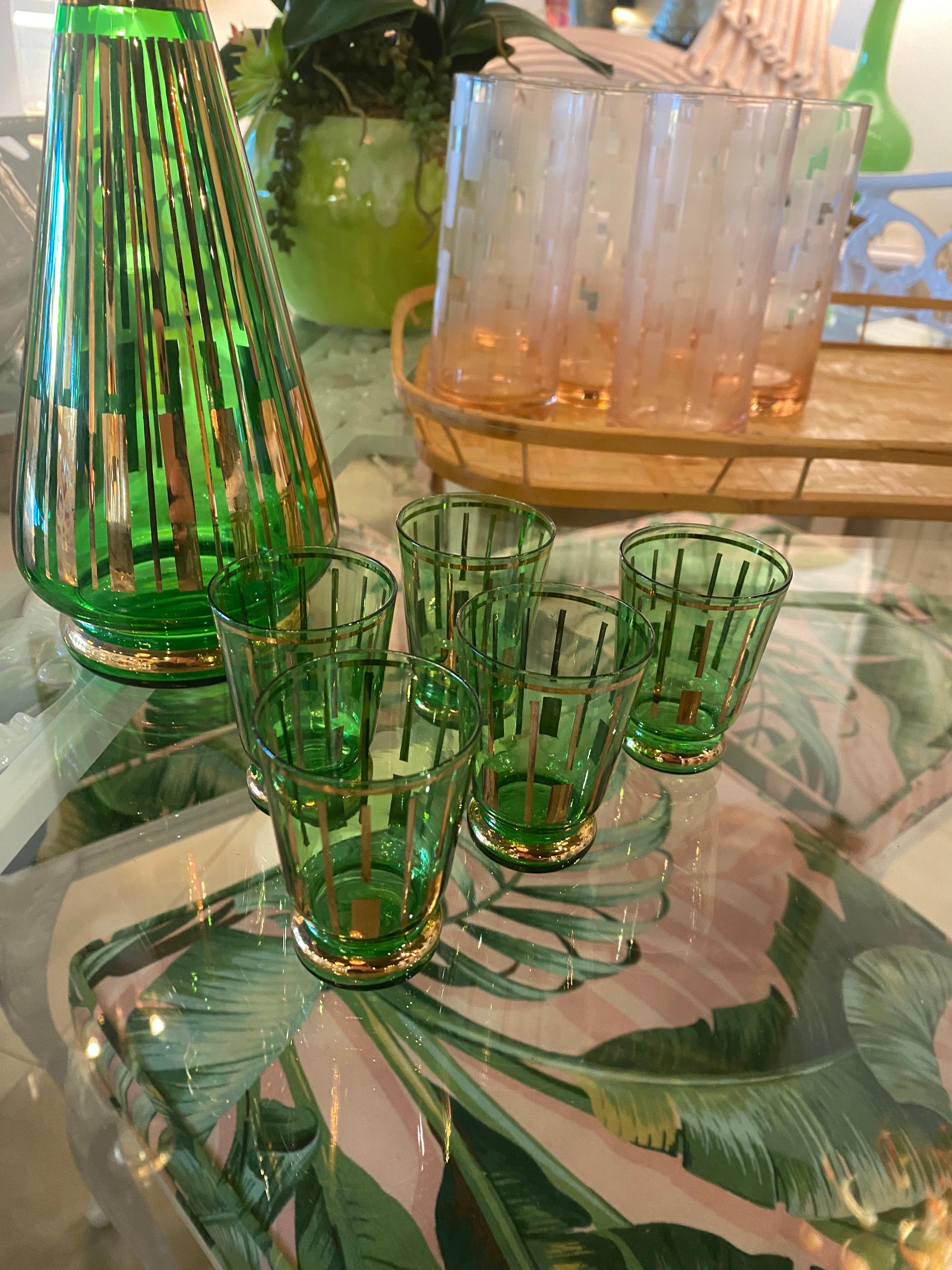 Carafe vintage en verre vert avec bouchon et 5 verres à boire 1