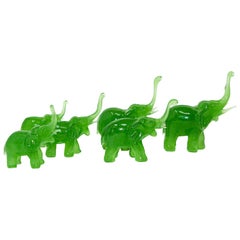 Vieux groupe d'éléphants en verre vert Sculptures
