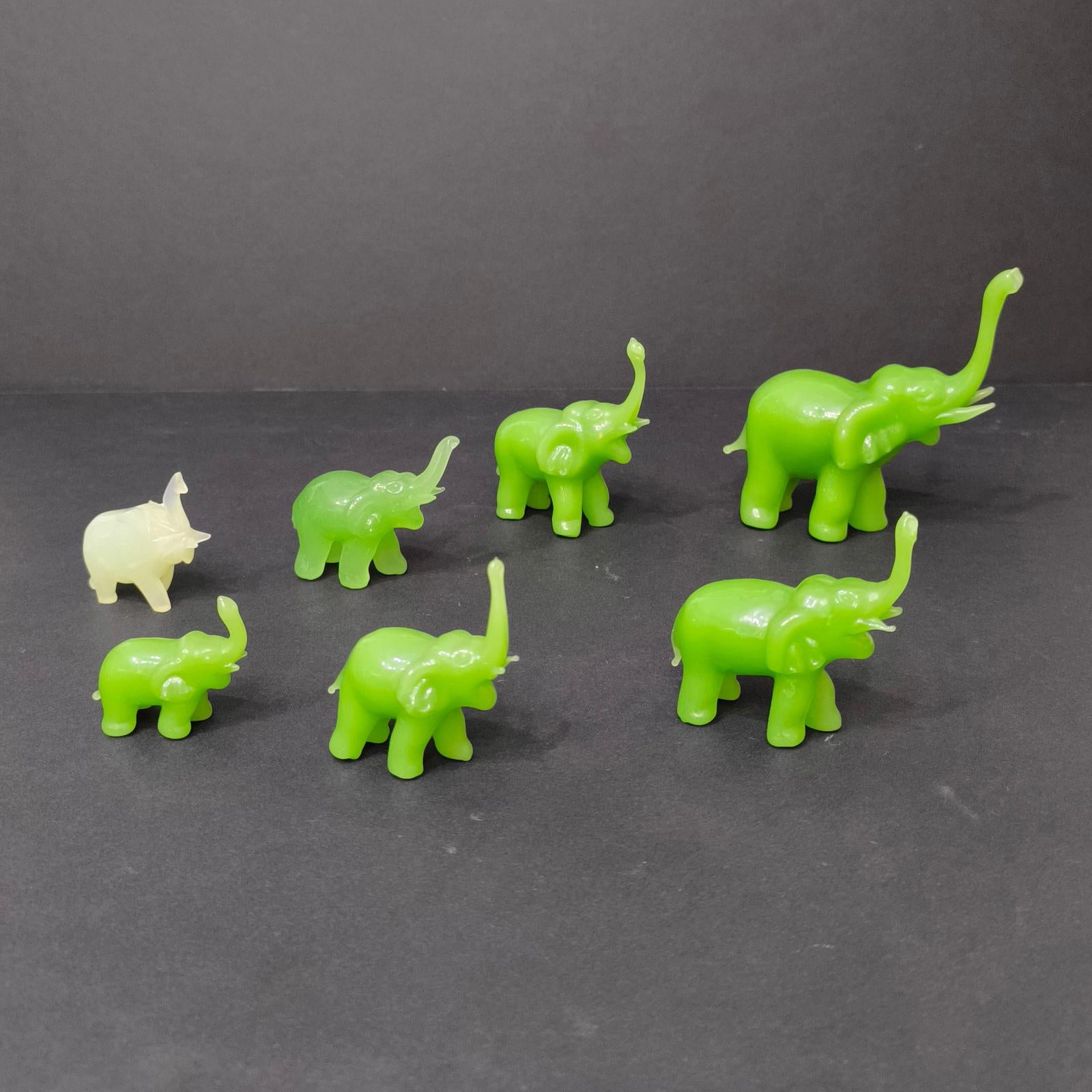Set di 7 sculture di elefanti in vetro giadeite vintage realizzate a mano.
Statuetta di elefante d'epoca in vetro di Pechino traslucido, verde menta, color giada smeraldo.
Set di sculture vintage asiatiche da collezione con 7 statuette della