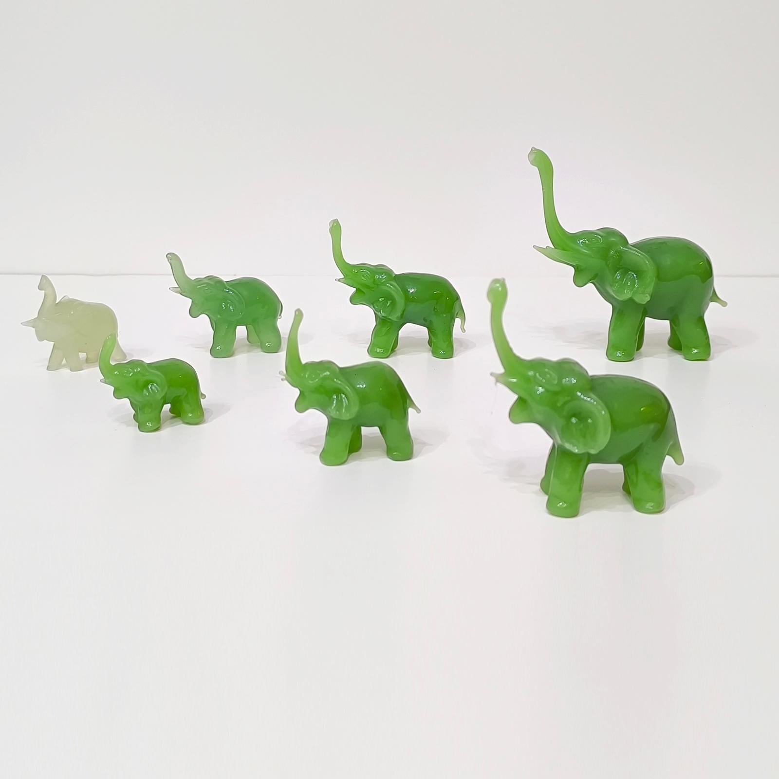 Asiatico Gruppo di sculture di elefanti in vetro verde vintage, set di 7 sculture in vendita