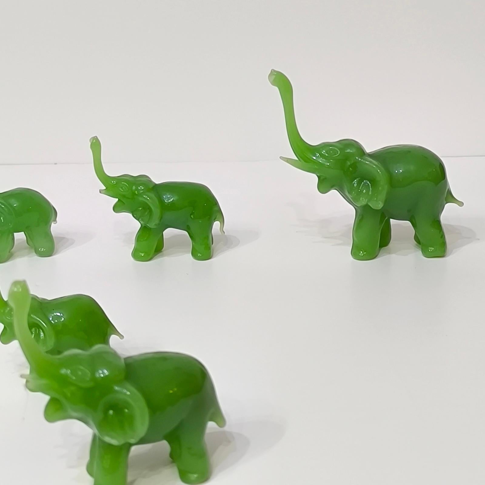 Gruppo di sculture di elefanti in vetro verde vintage, set di 7 sculture In condizioni buone in vendita a Bochum, NRW