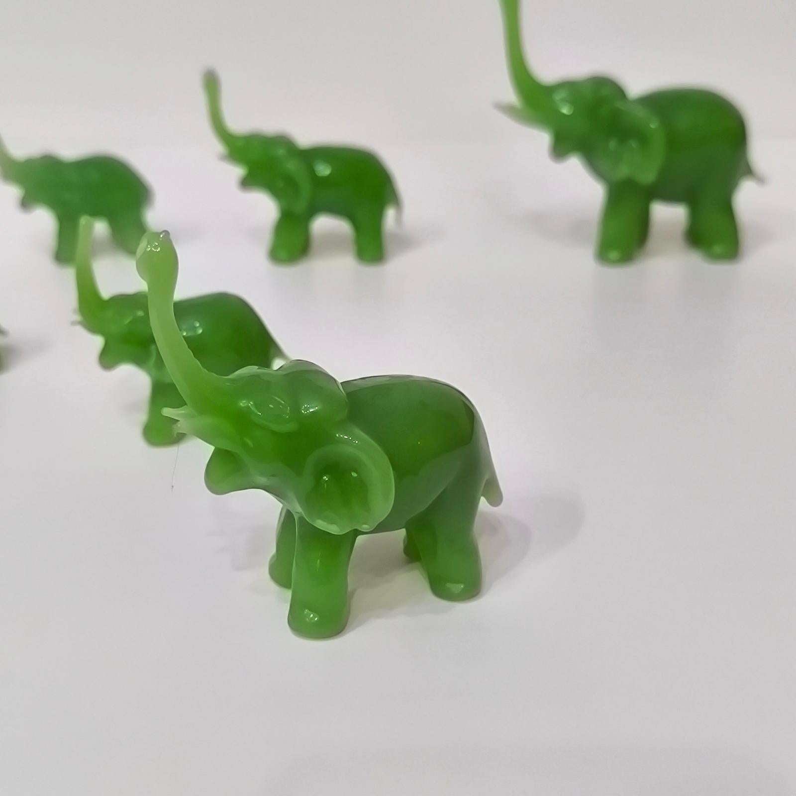 Metà XX secolo Gruppo di sculture di elefanti in vetro verde vintage, set di 7 sculture in vendita