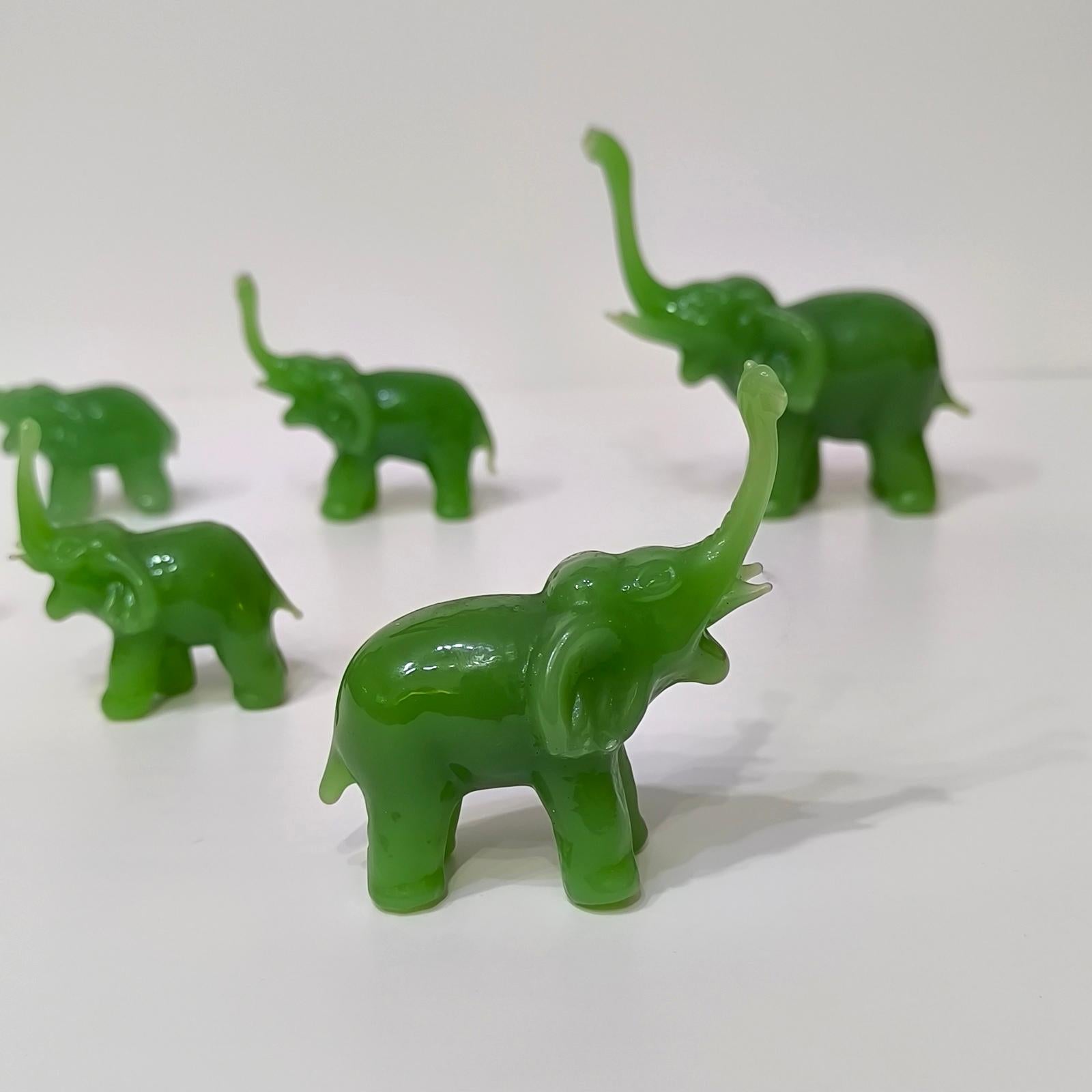 Vetro Gruppo di sculture di elefanti in vetro verde vintage, set di 7 sculture in vendita