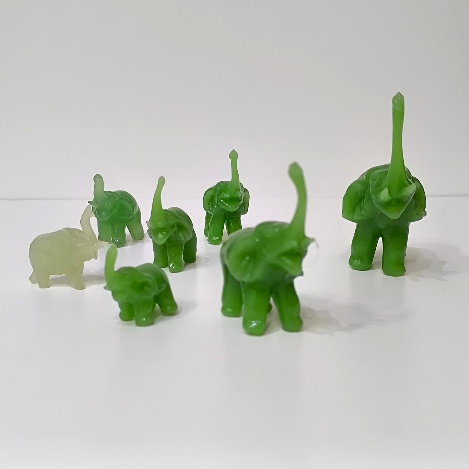 Gruppo di sculture di elefanti in vetro verde vintage, set di 7 sculture in vendita 1