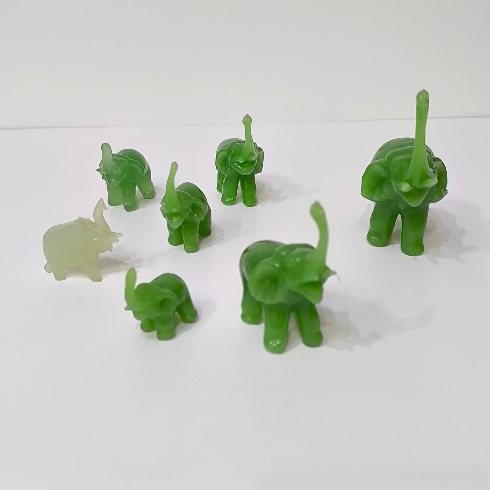 Gruppo di sculture di elefanti in vetro verde vintage, set di 7 sculture in vendita 2