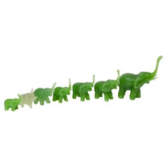 Set von 7 Elefanten-Gruppen-Skulpturen aus grünem Glas, Vintage