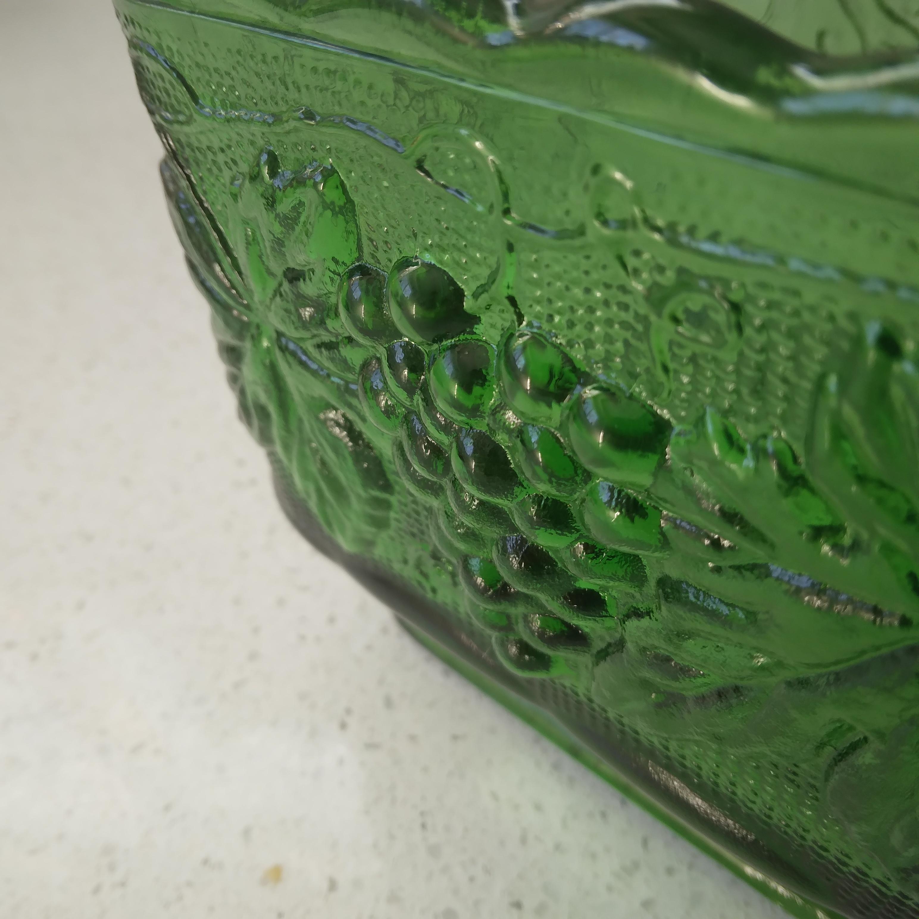 The Pedestal Dish aus grünem Glas mit Weinreben-Muster (20. Jahrhundert) im Angebot