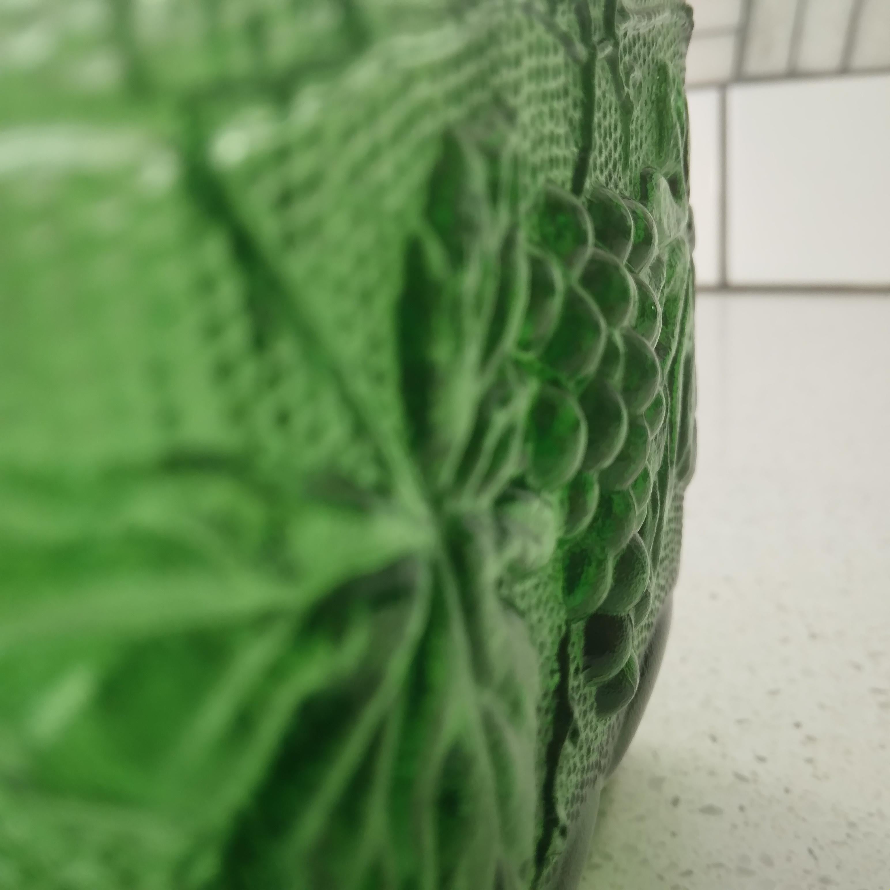 The Pedestal Dish aus grünem Glas mit Weinreben-Muster im Angebot 1