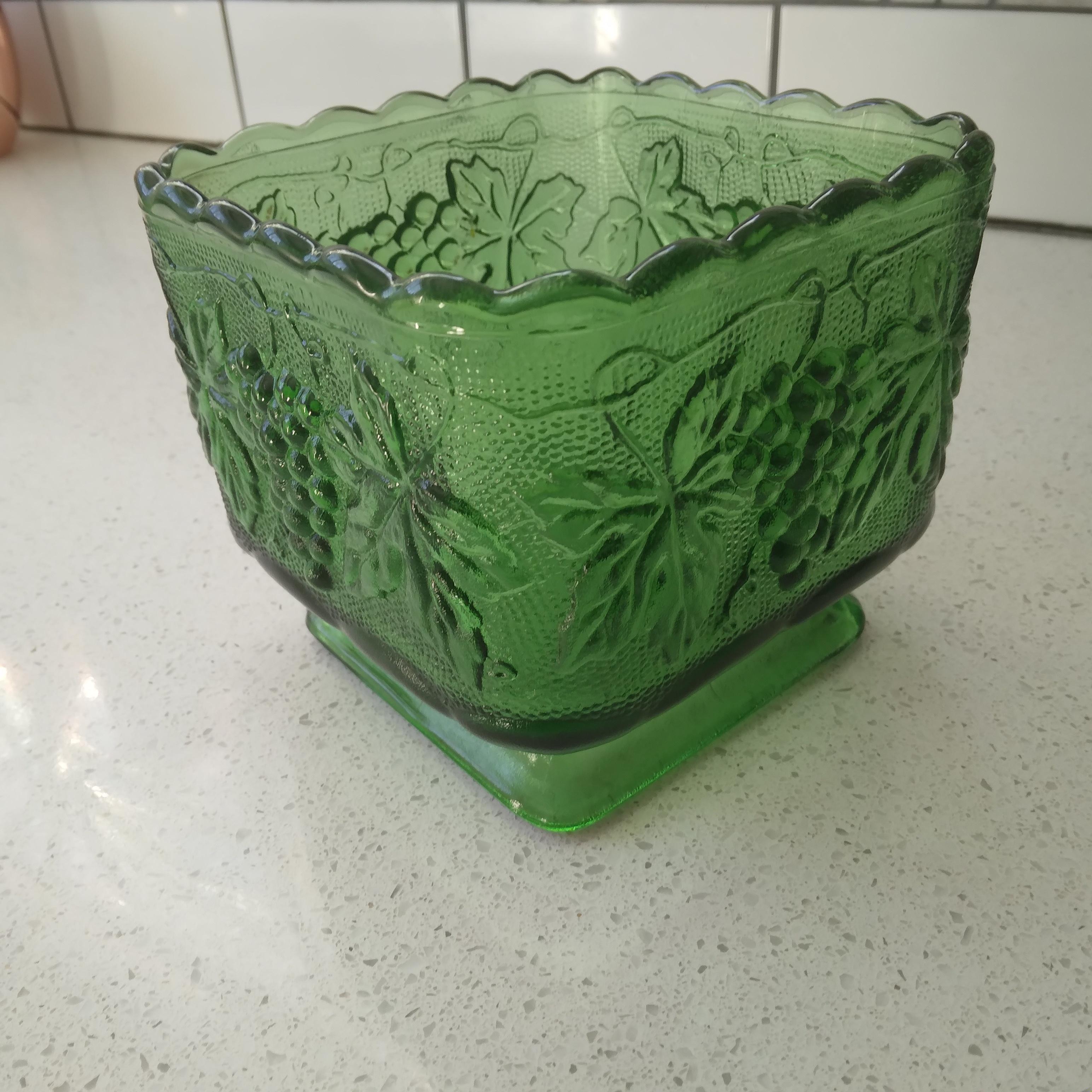 The Pedestal Dish aus grünem Glas mit Weinreben-Muster im Angebot 2