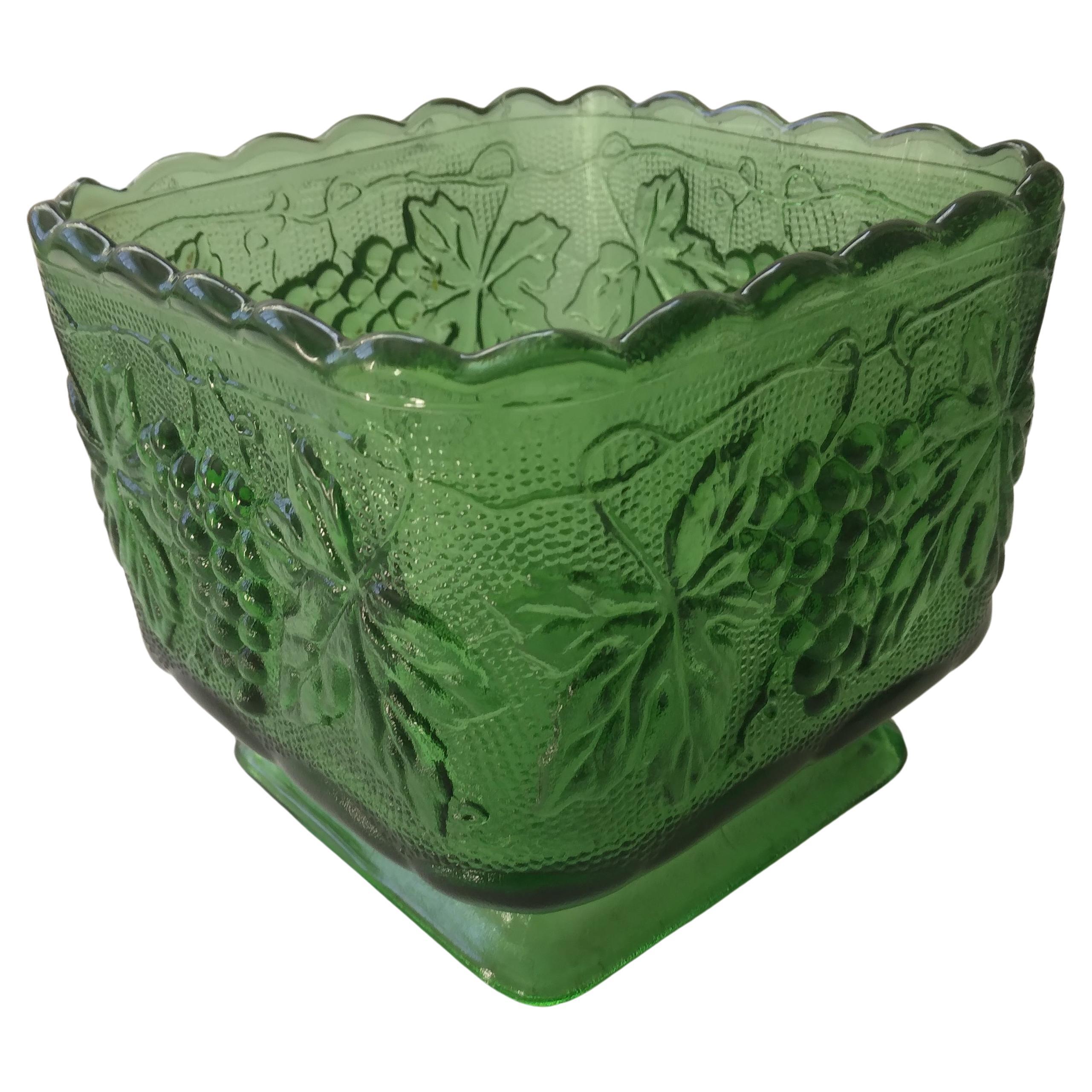 The Pedestal Dish aus grünem Glas mit Weinreben-Muster im Angebot