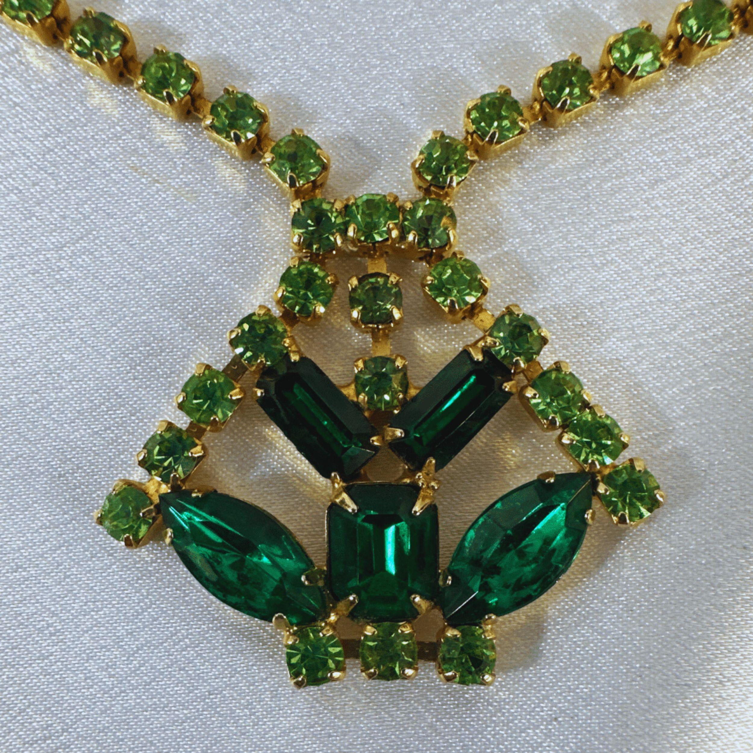 Women's Vintage Green Glass & Rhinestone Jewelry Set – Necklace & Bracelet For Sale