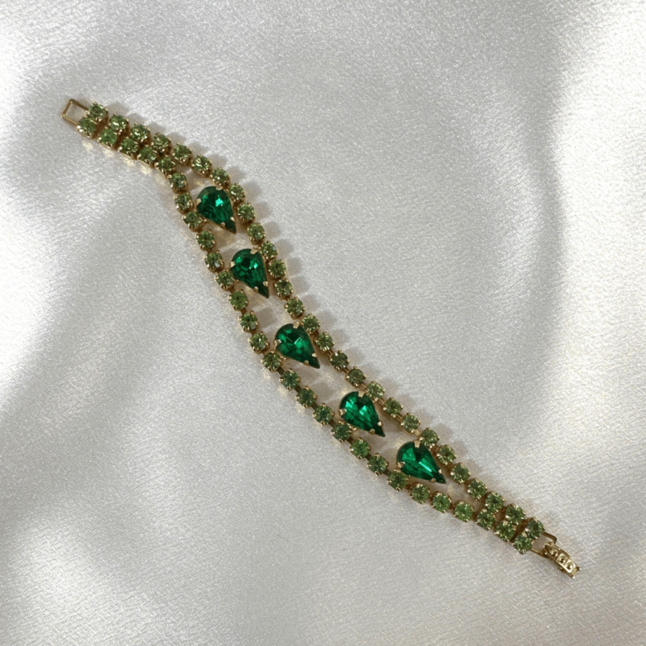 Vintage Green Glass & Rhinestone Jewelry Set – Necklace & Bracelet For Sale 1