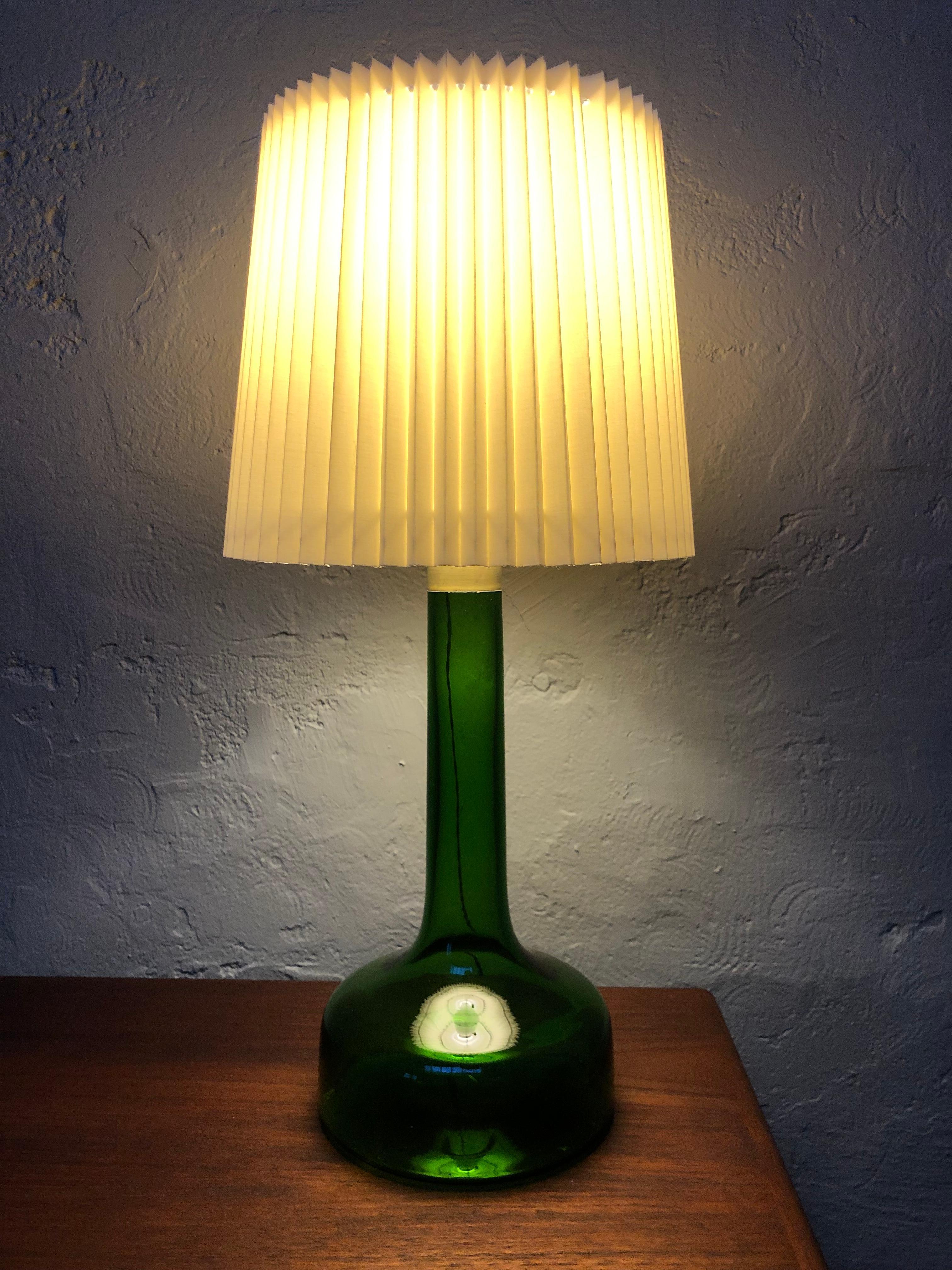 Une lampe de table vintage en verre soufflé à la bouche, conçue par Biilman-Petersen pour Le Klint au Danemark en 1948. 
Le verre vert est en excellent état, avec un peu de poussière à l'intérieur de la lampe. 
Il a été recâblé avec un câble en