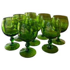 Verres à vin en verre vert vintage:: lot de 8