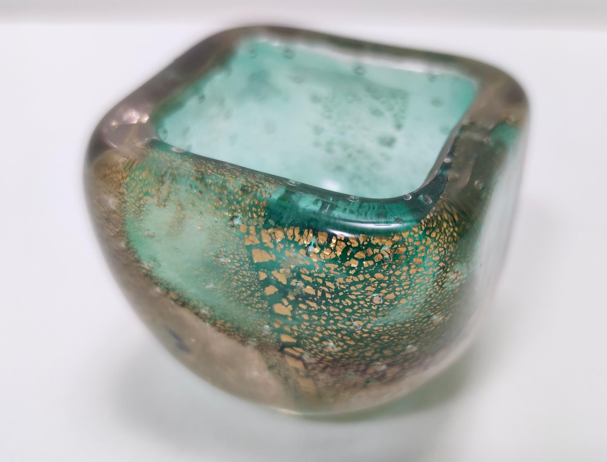 Vintage Green Gold Flecked Sommerso Glass Bonbonnière / Bowl by Venini, Italy In Excellent Condition For Sale In Bresso, Lombardy