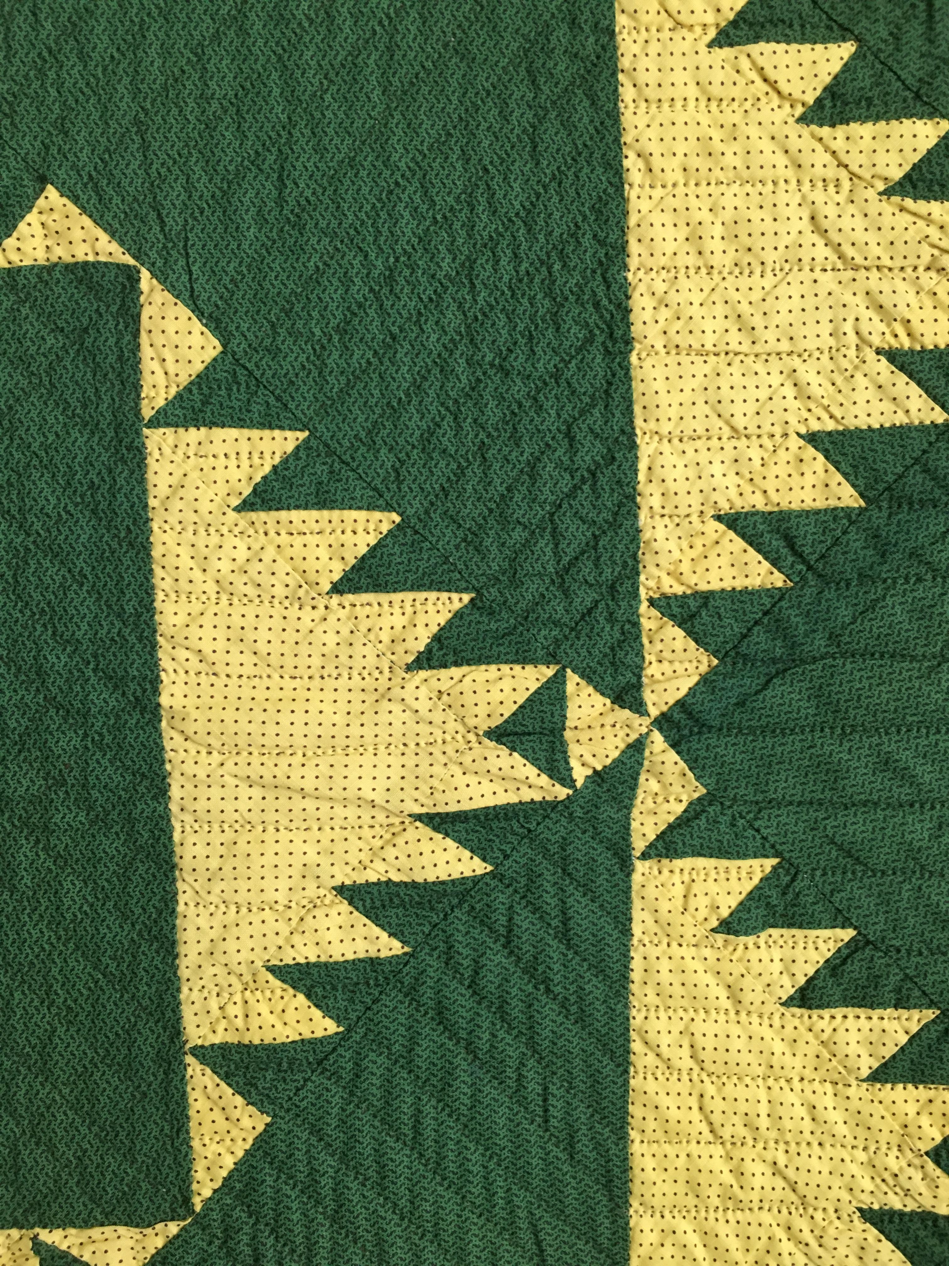 Milieu du XXe siècle Courtepointe verte vintage en coton patchwork faite à la main « Selectable Mountains », États-Unis, années 1930 en vente