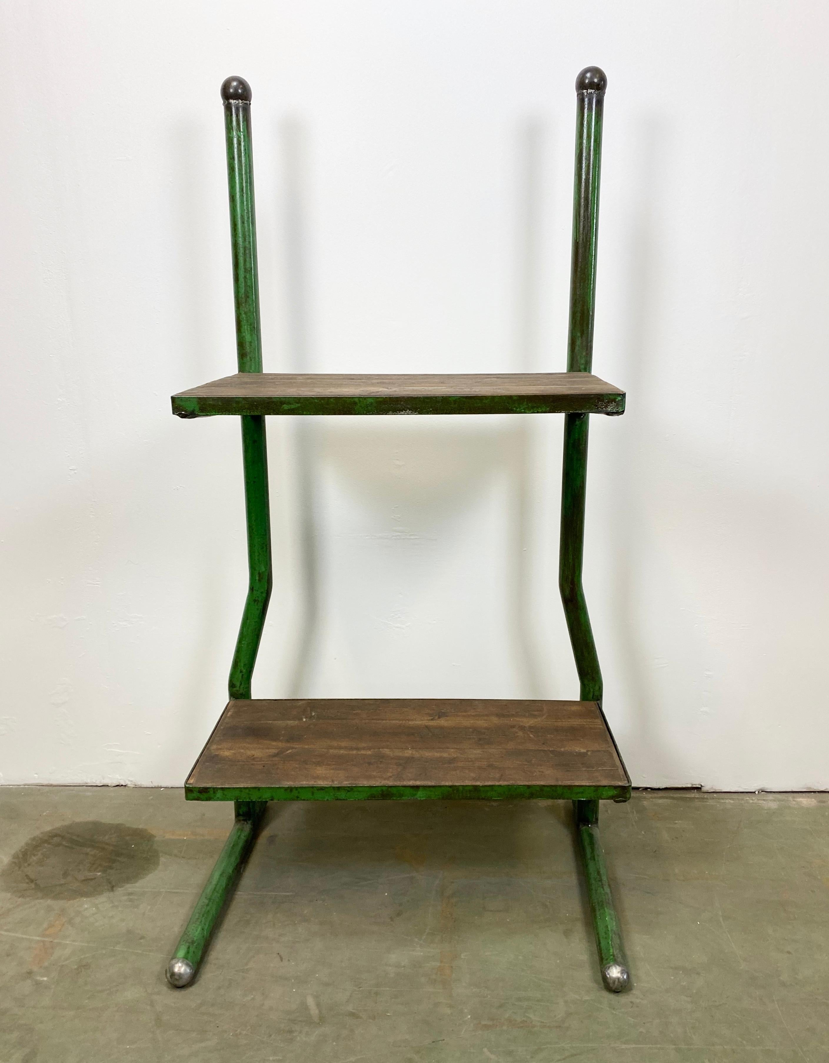 The industrial shelf consists of a green iron structure and two wooden shelves. The weight of the shelf is 30 kg.