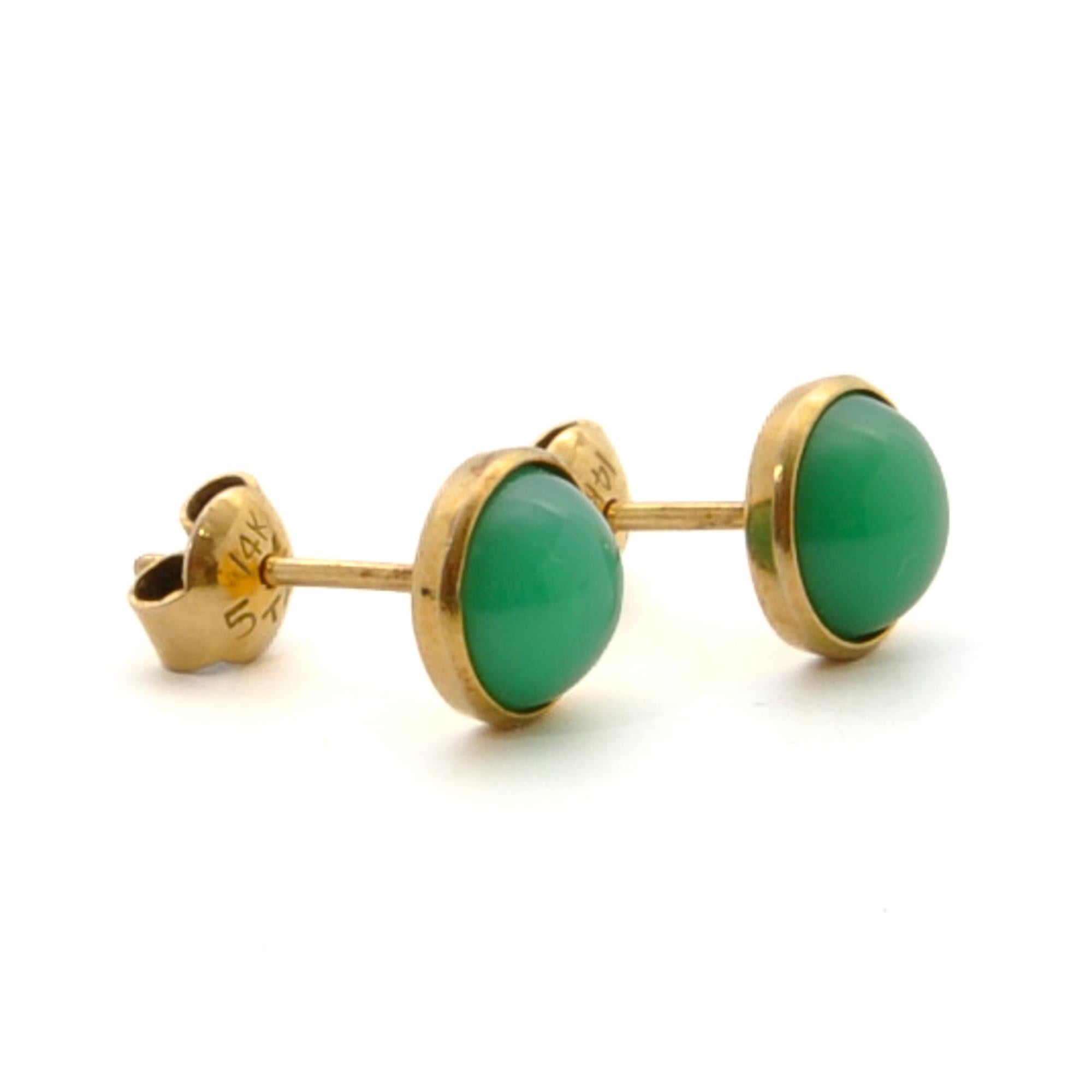 Vintage Green Jade 14K Gold Stud Earrings In Good Condition For Sale In Rotterdam, NL