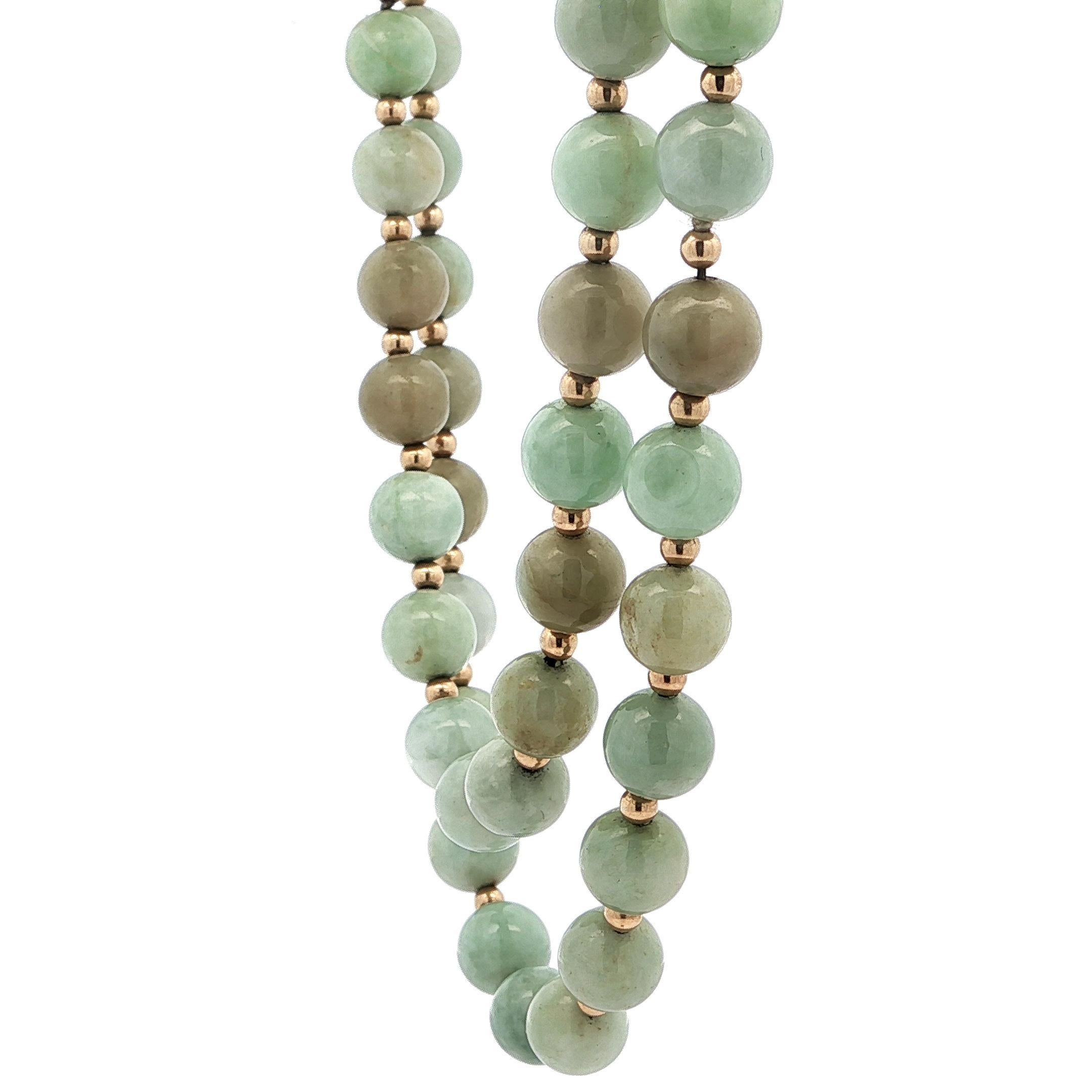 Taglio rotondo Collana d'epoca in giada verde e perline d'oro giallo alternate lunga 30 pollici in vendita
