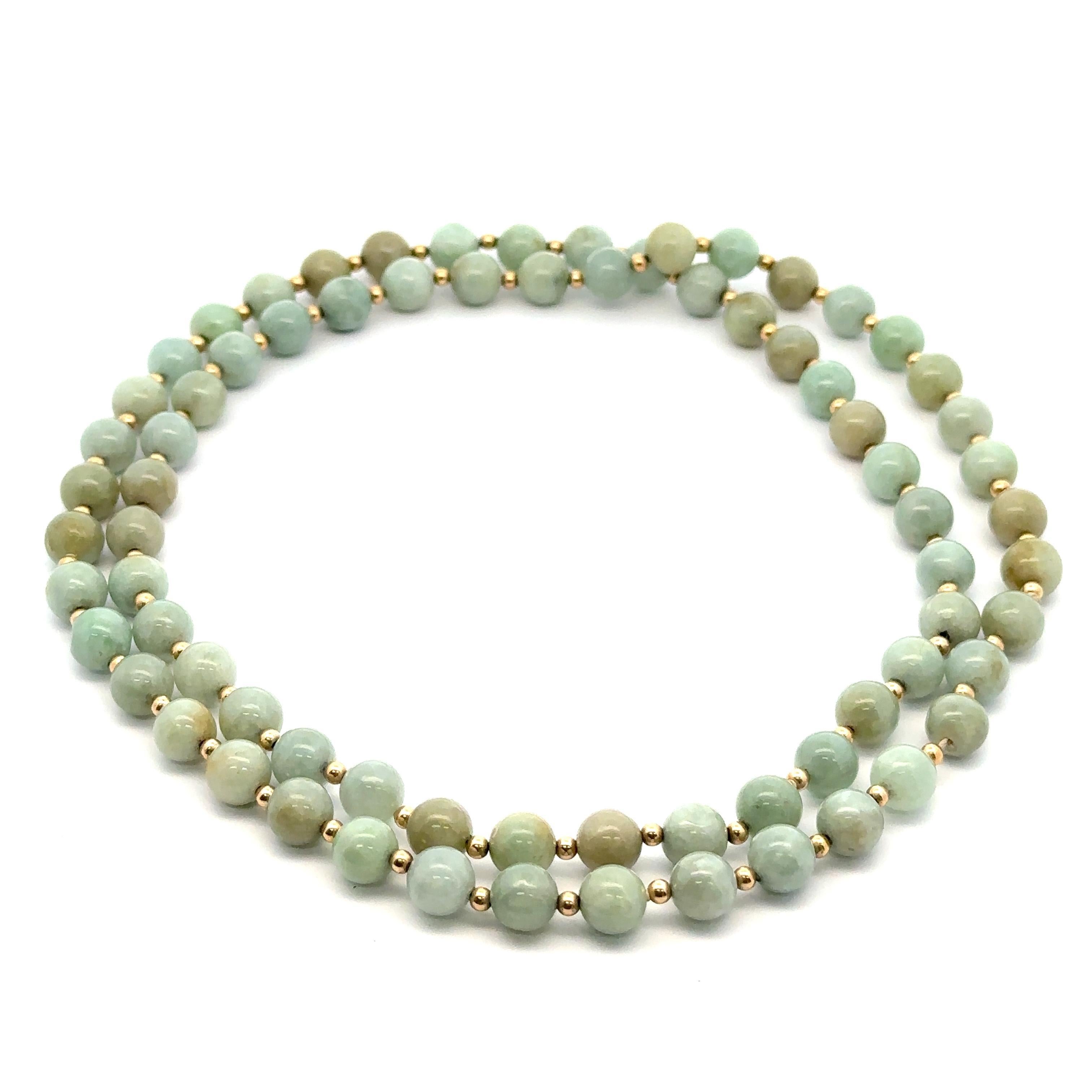 Donna Collana d'epoca in giada verde e perline d'oro giallo alternate lunga 30 pollici in vendita