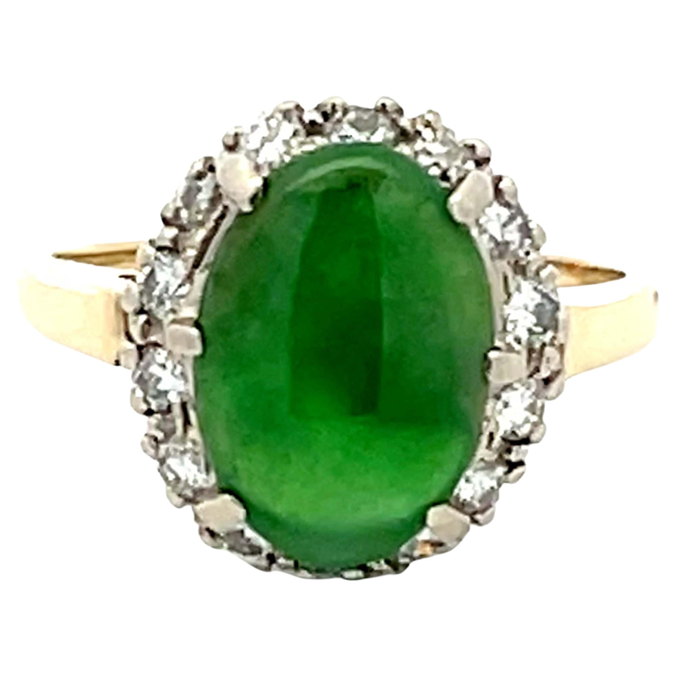 Bague vintage en or avec halo de diamants et jade vert en vente