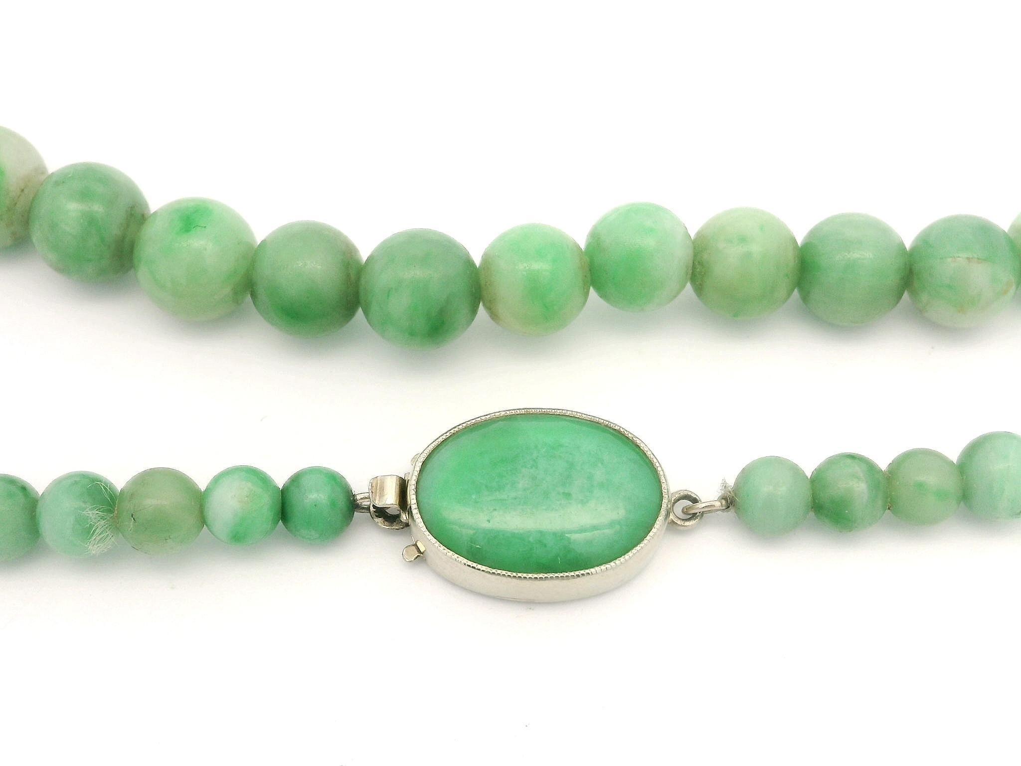 --Pietre: --
(Numerose) perle genuine di giada naturale - forma rotonda - infilate - colore da verde chiaro a medio con variazioni naturali - da 3,8 mm a 6,65 mm (circa)

Materiale: Corda con chiusura in oro bianco massiccio 14K
Peso: 24,71