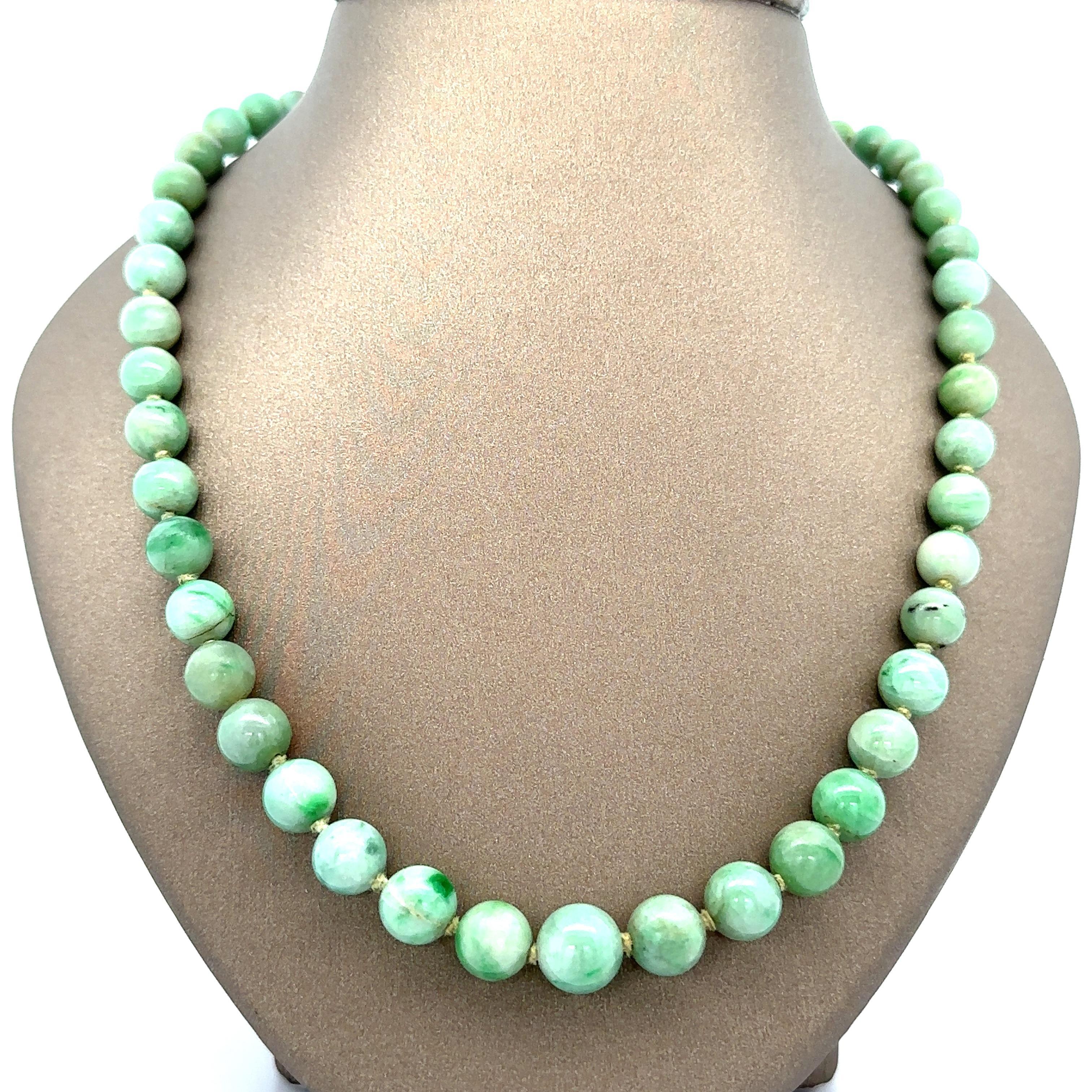 --Pietre: --
(Numerose) perle genuine di giada naturale - forma rotonda - infilate - colore verde chiaro screziato con variazioni naturali - da 5,4 mm a 10 mm (circa)

Materiale: Corda con chiusura in oro bianco massiccio 14K
Peso: 50,37