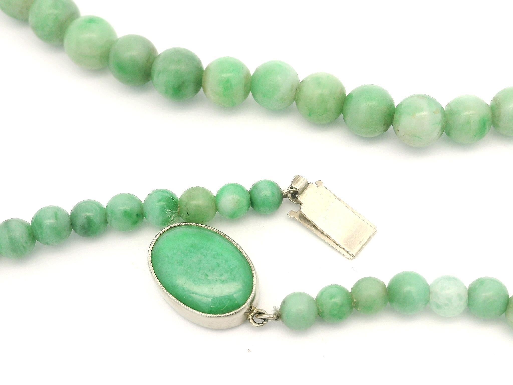 Perlina Collana vintage di perle graduate di giada verde con chiusura a pressione in oro bianco 14k in vendita