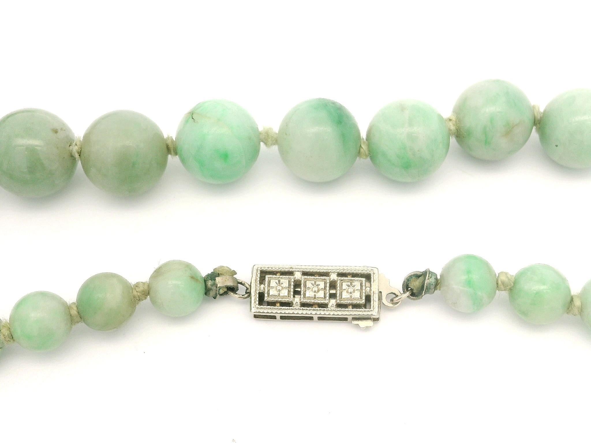Perlina Collana vintage di perle graduate di giada verde con chiusura a pressione in oro bianco 14k in vendita