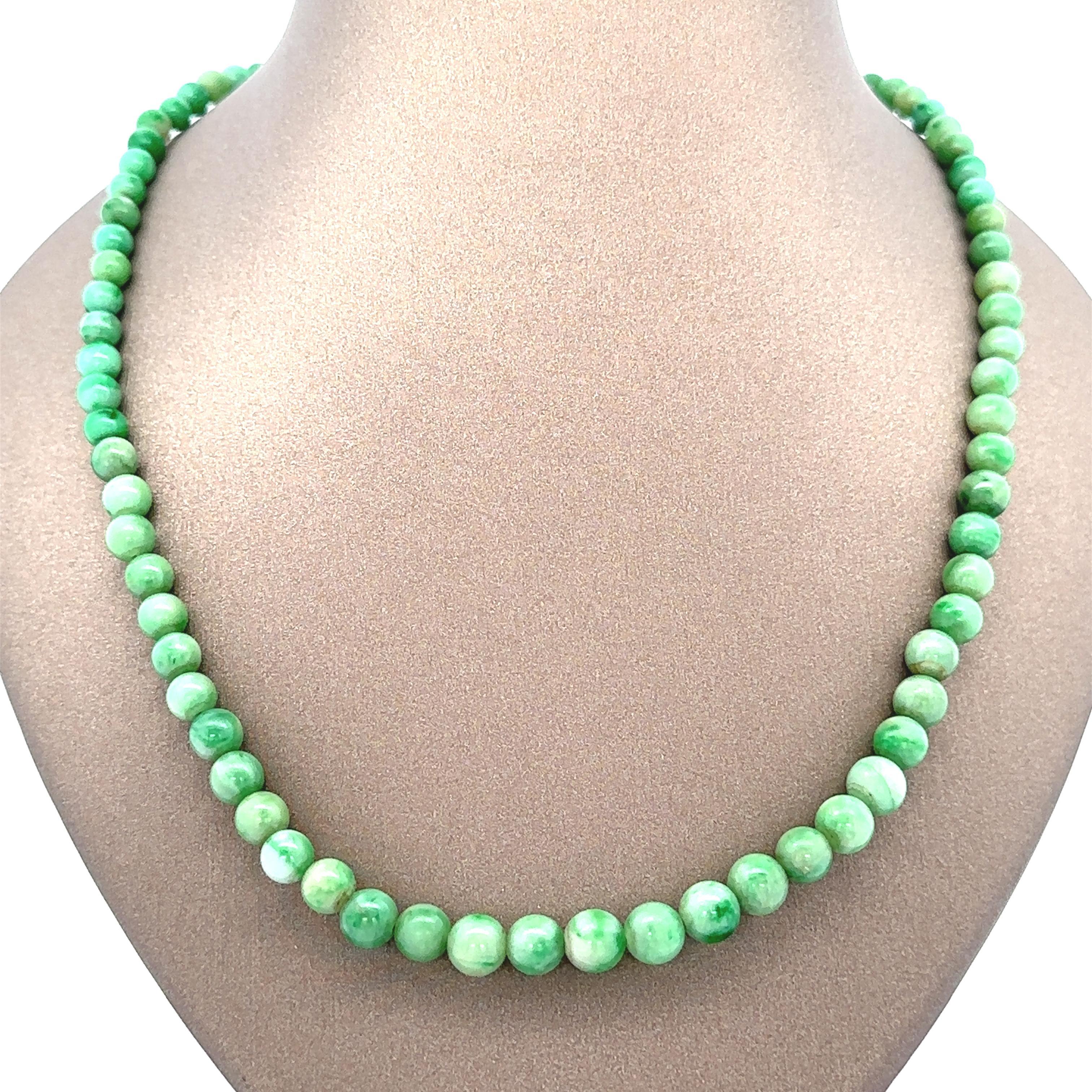 Collana vintage di perle graduate di giada verde con chiusura a pressione in oro bianco 14k In condizioni ottime in vendita a Montclair, NJ