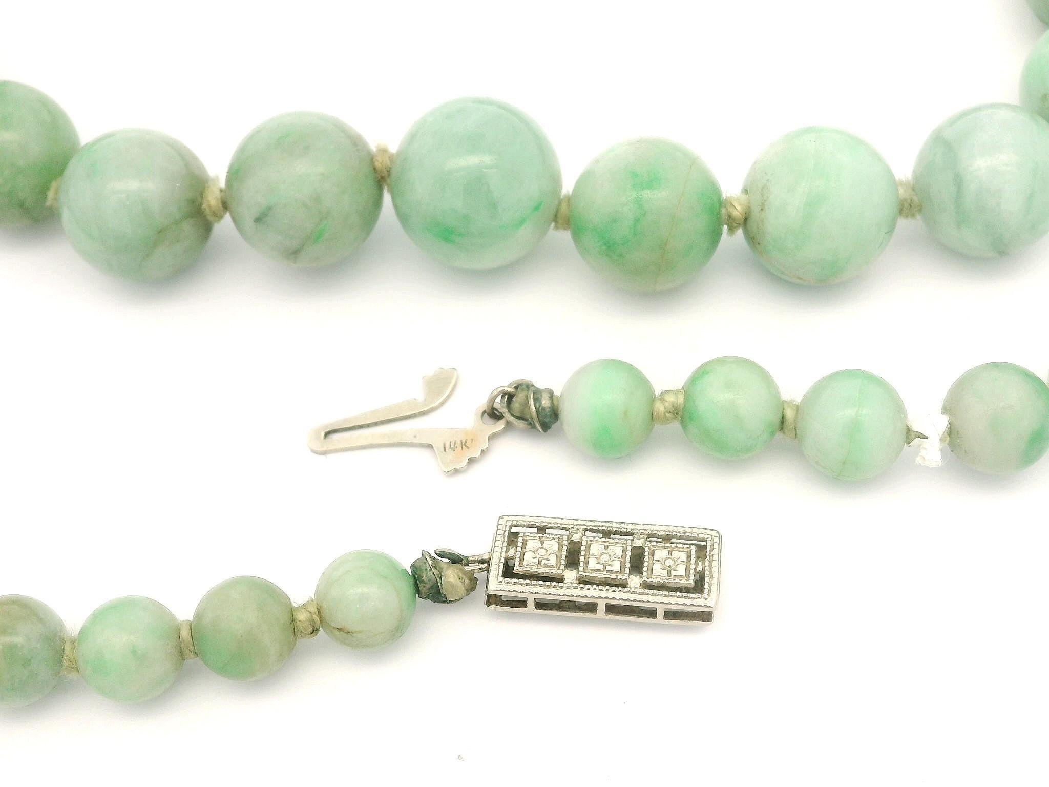 Collana vintage di perle graduate di giada verde con chiusura a pressione in oro bianco 14k In condizioni ottime in vendita a Montclair, NJ