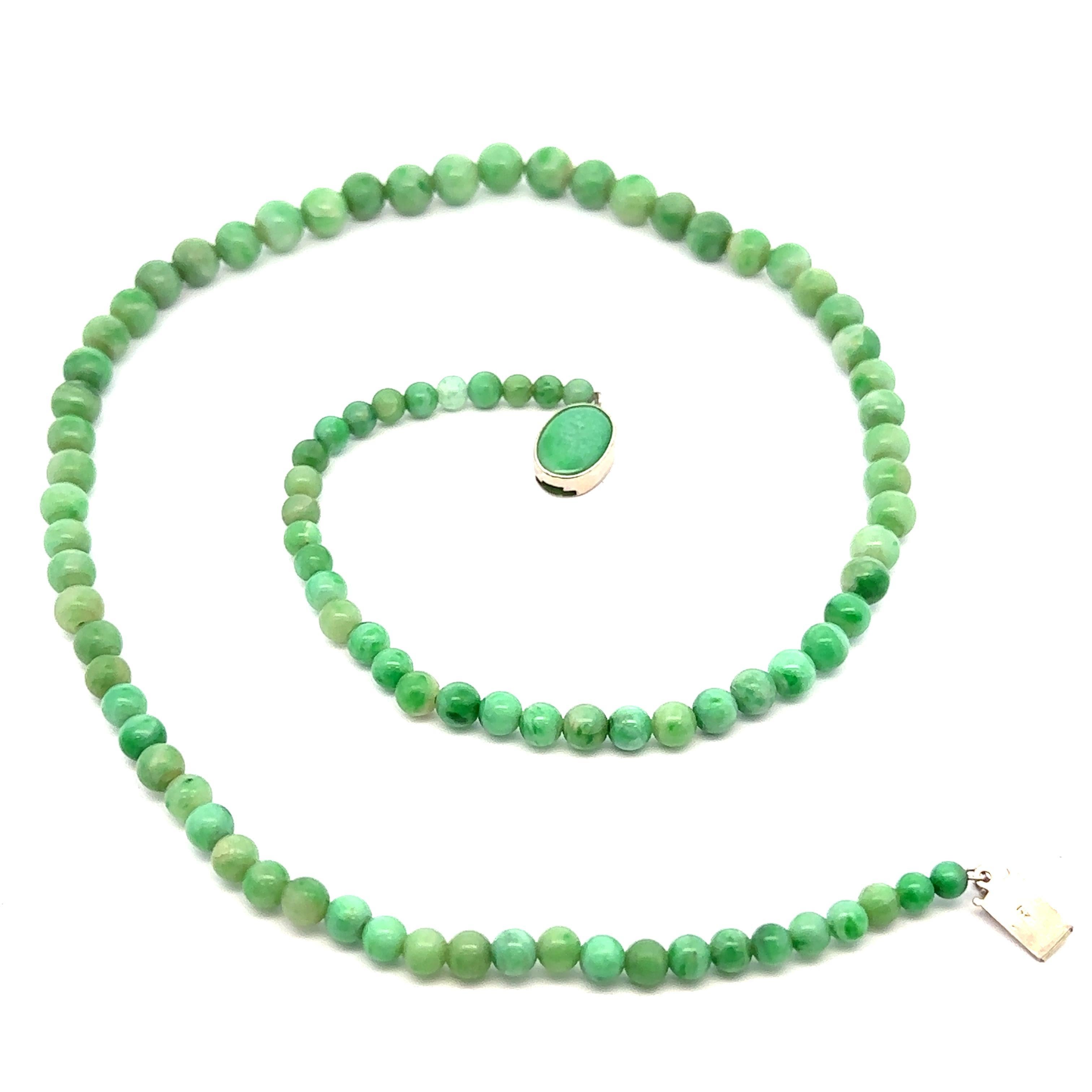 Donna Collana vintage di perle graduate di giada verde con chiusura a pressione in oro bianco 14k in vendita