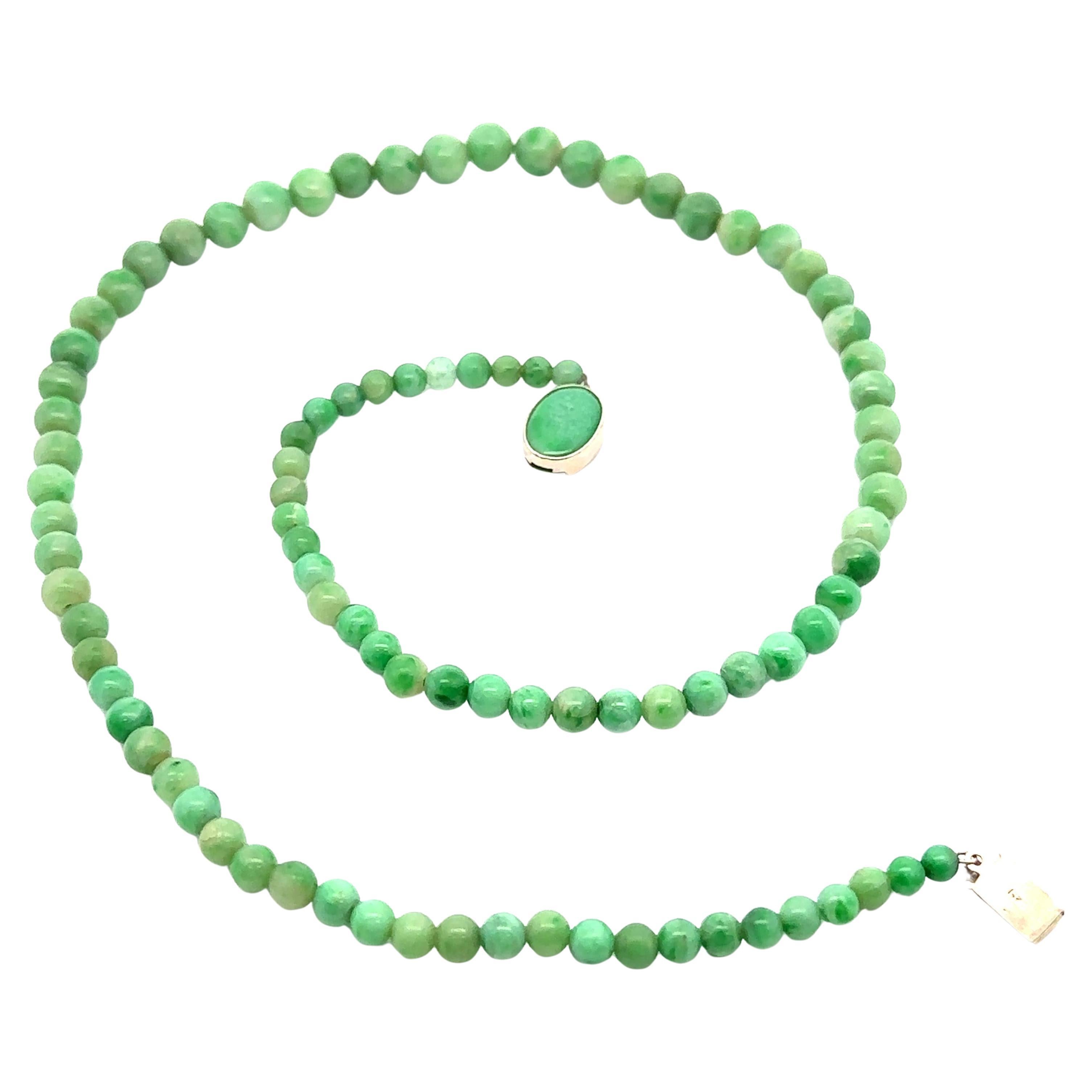 Collana vintage di perle graduate di giada verde con chiusura a pressione in oro bianco 14k