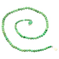 Collar vintage de cuentas graduadas de jade verde con cierre de presión de oro blanco de 14k