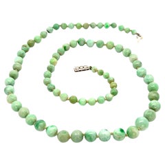 Collar vintage de cuentas graduadas de jade verde con cierre de presión de oro blanco de 14k
