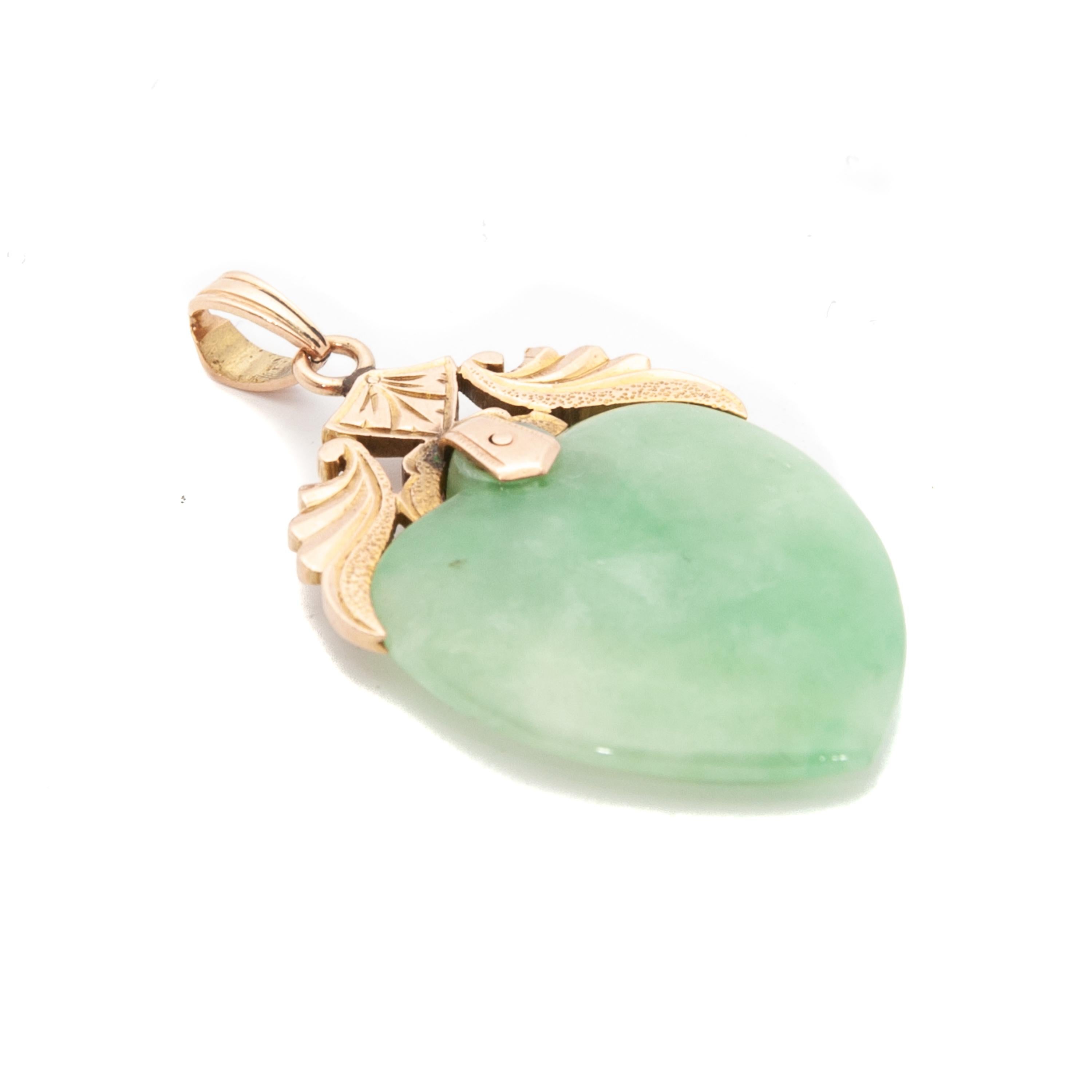  Vintage Gold Heart Shape Jade Love Pendant In Good Condition In Rotterdam, NL