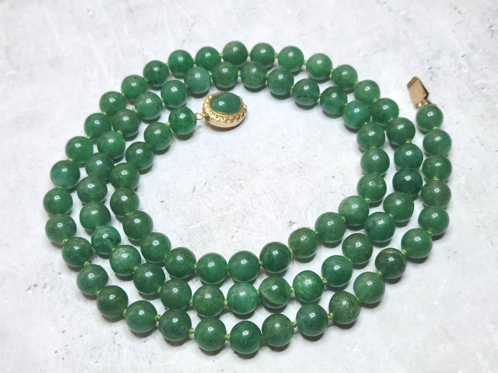 Die Halskette ist 28,5 Zoll lang (72 cm) und wiegt 65 Gramm (2,3 Unzen).
Die Jade-Perlen haben einen Durchmesser von 8 mm.  Das Perlen- und Perlenknüpfen wird traditionell mit Seidenfaden durchgeführt, wobei zwischen den einzelnen Perlen ein Knoten