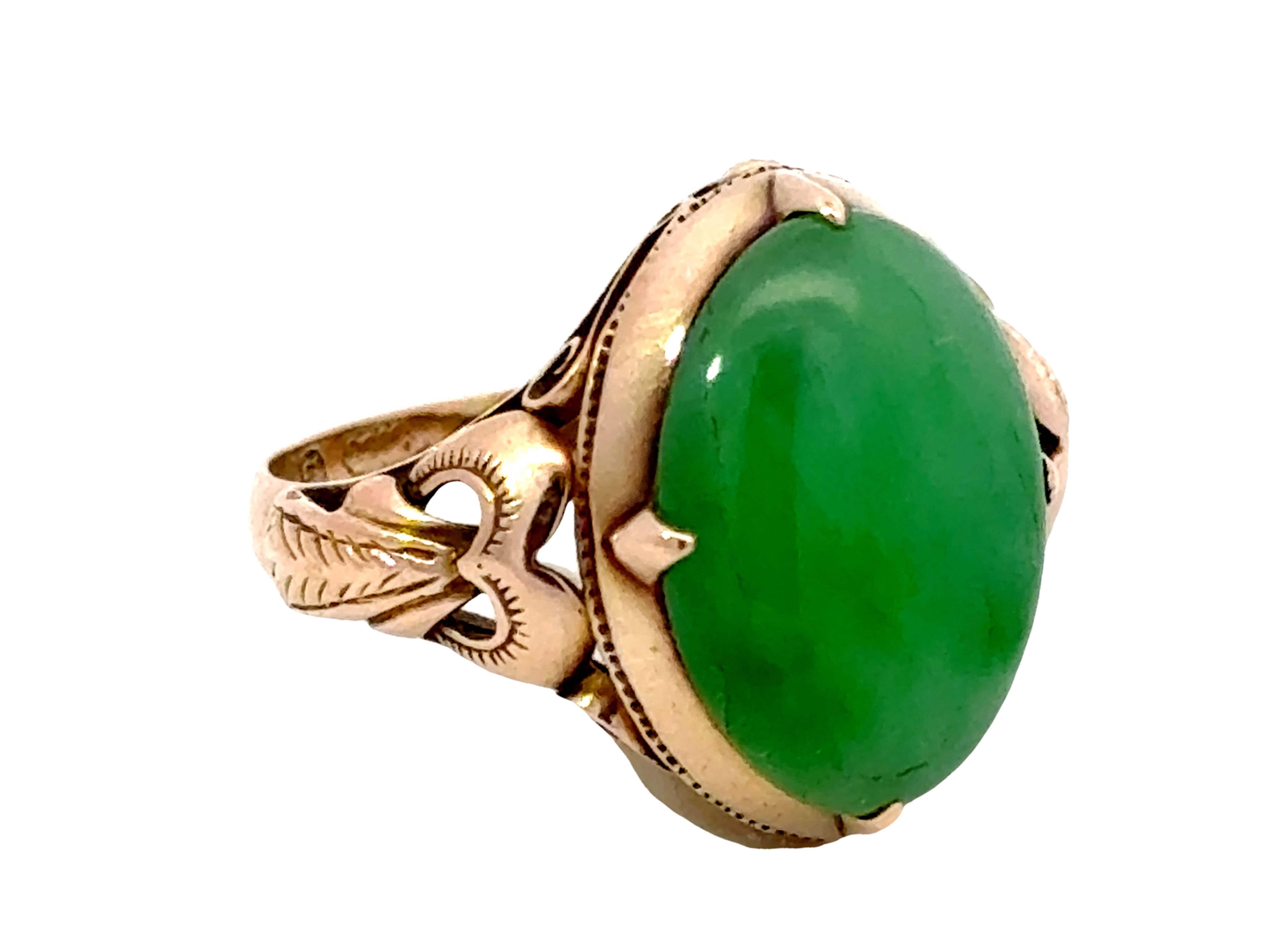 Modern Vintage Green Jade Oval Cabochon Ring 14K Rose Gold For Sale