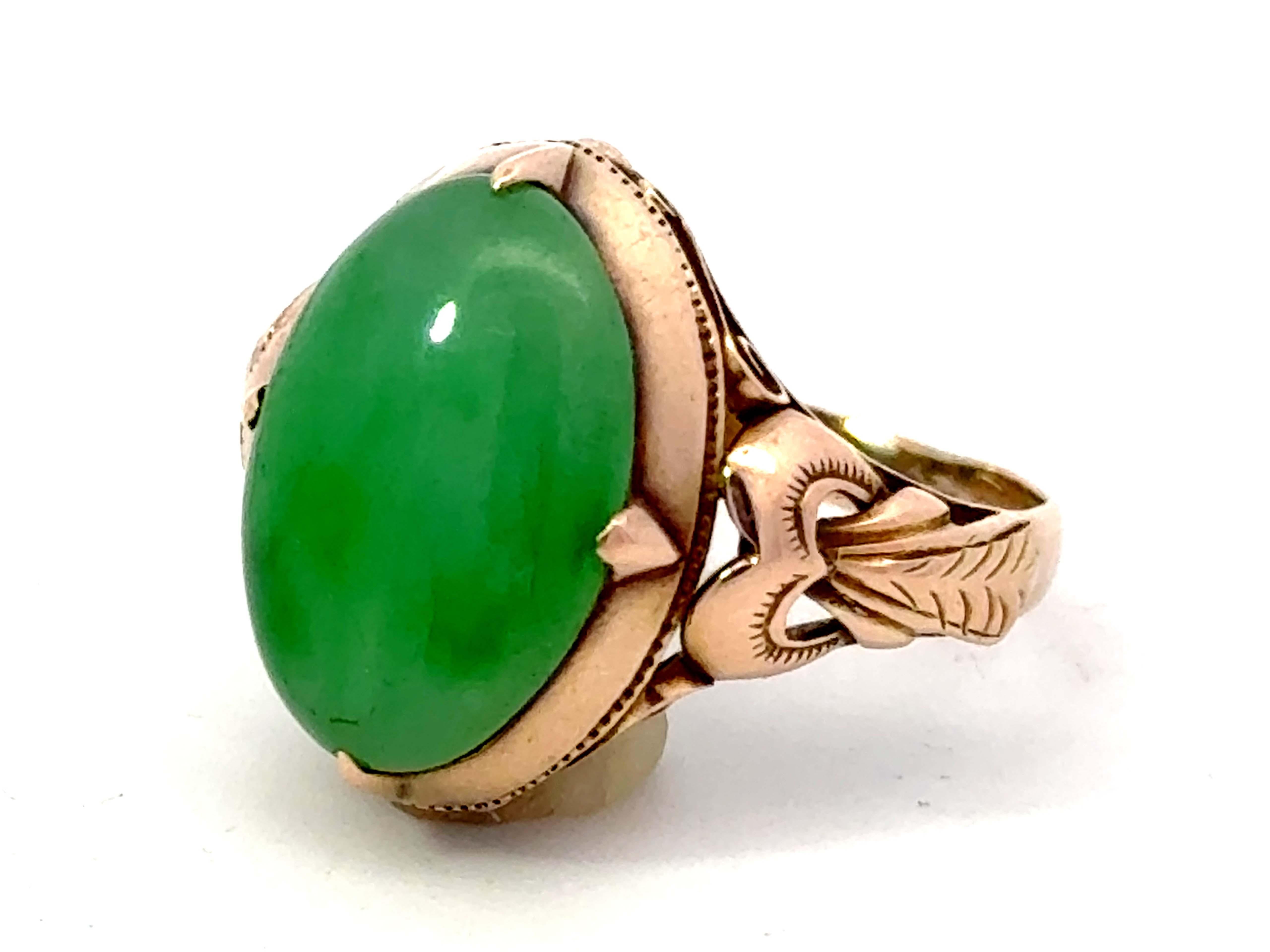 Vintage Green Jade Oval Cabochon Ring 14K Rose Gold In Excellent Condition For Sale In Honolulu, HI