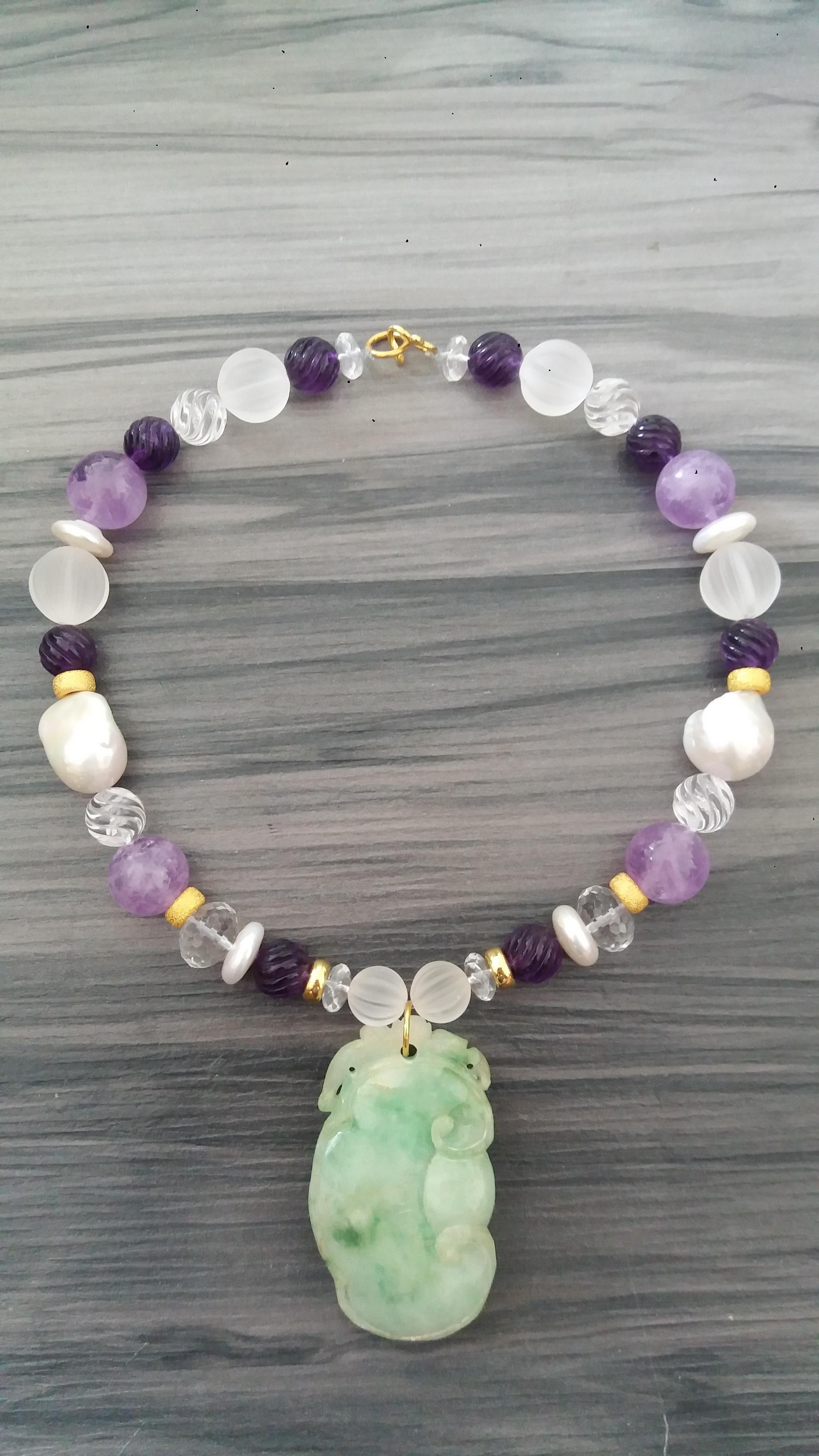 Halskette aus Gelbgold mit Anhänger aus grüner Jade mit Amethyst und Barockperlen, Quarz und Quarz im Angebot 3