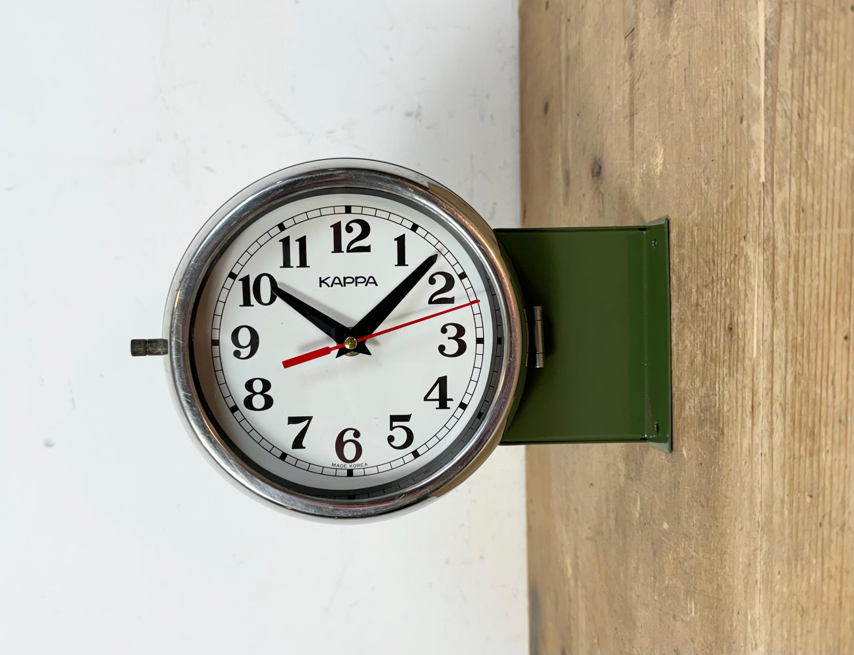 Horloge maritime vintage industrielle Kappa fabriquée en Corée du Sud dans les années 1980 . Ces horloges étaient utilisées sur les grands pétroliers et les cargos. Il se caractérise par un corps en métal vert foncé, des cadrans en métal et des