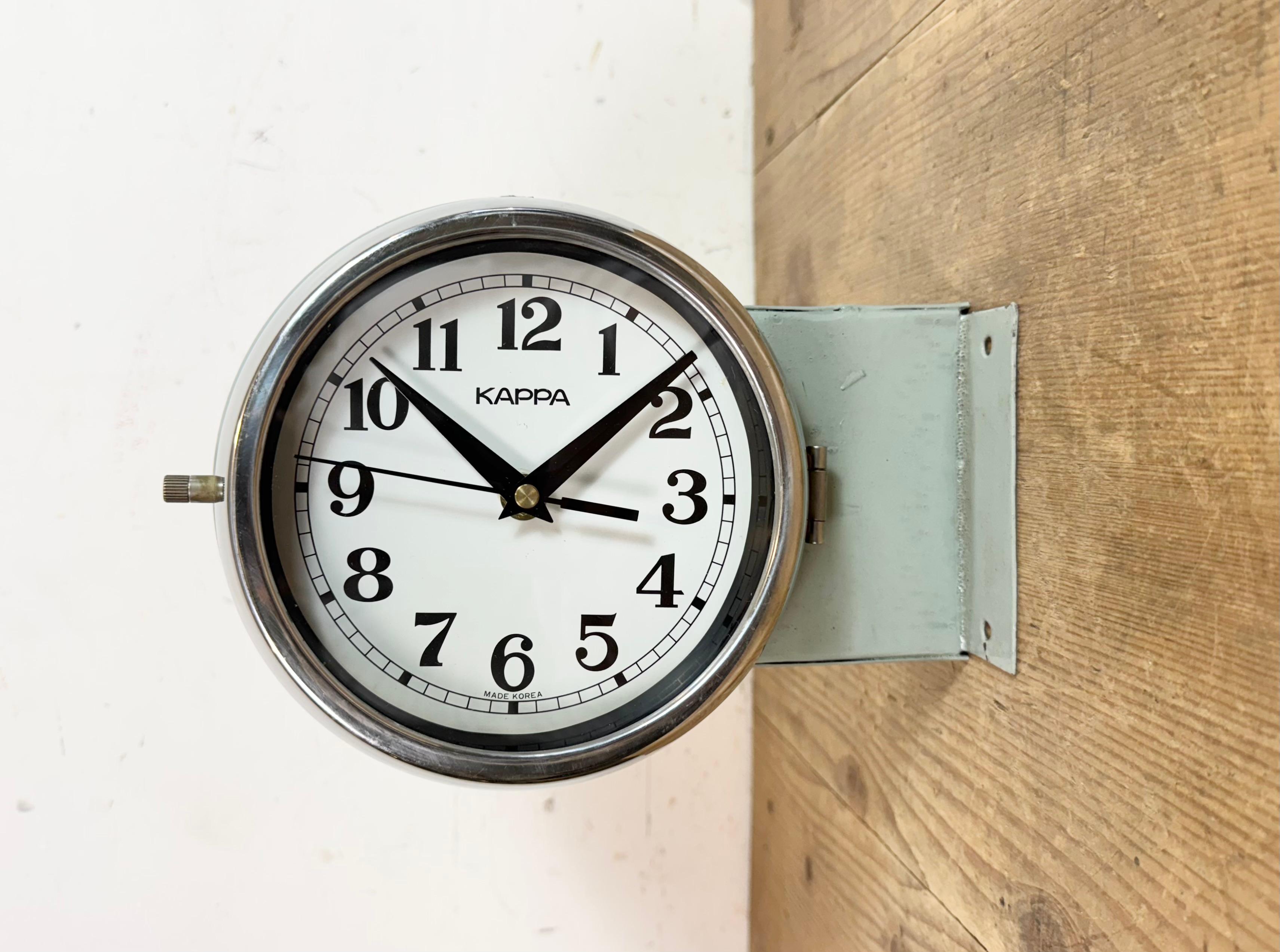 Horloge maritime vintage industrielle Kappa fabriquée en Corée du Sud dans les années 1980 . Ces horloges étaient utilisées sur les grands pétroliers et les cargos. Il se caractérise par un corps en fer vert clair, des cadrans en métal et des
