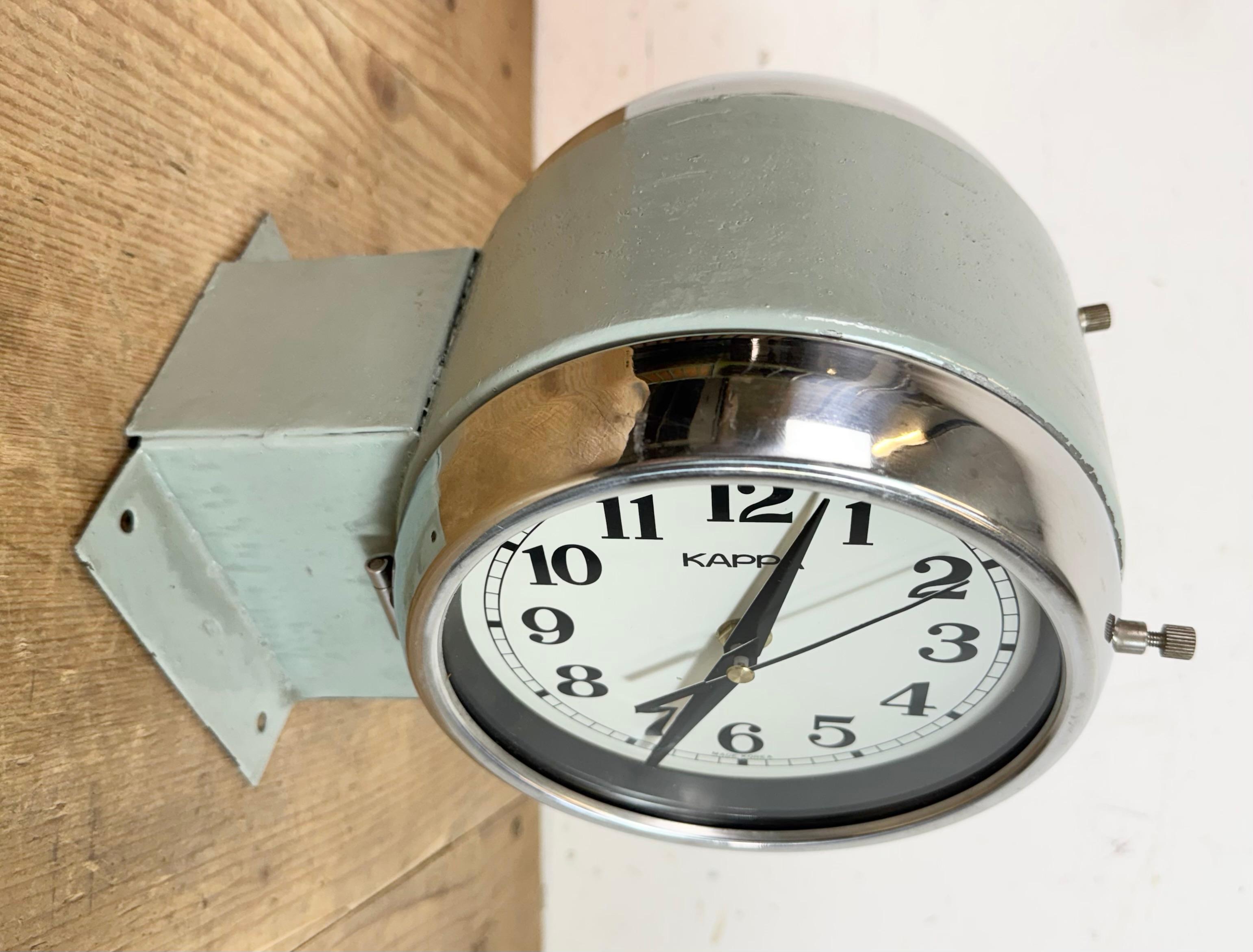 Industriel Vieille horloge murale Kappa Maritime verte à double face, années 1980 en vente
