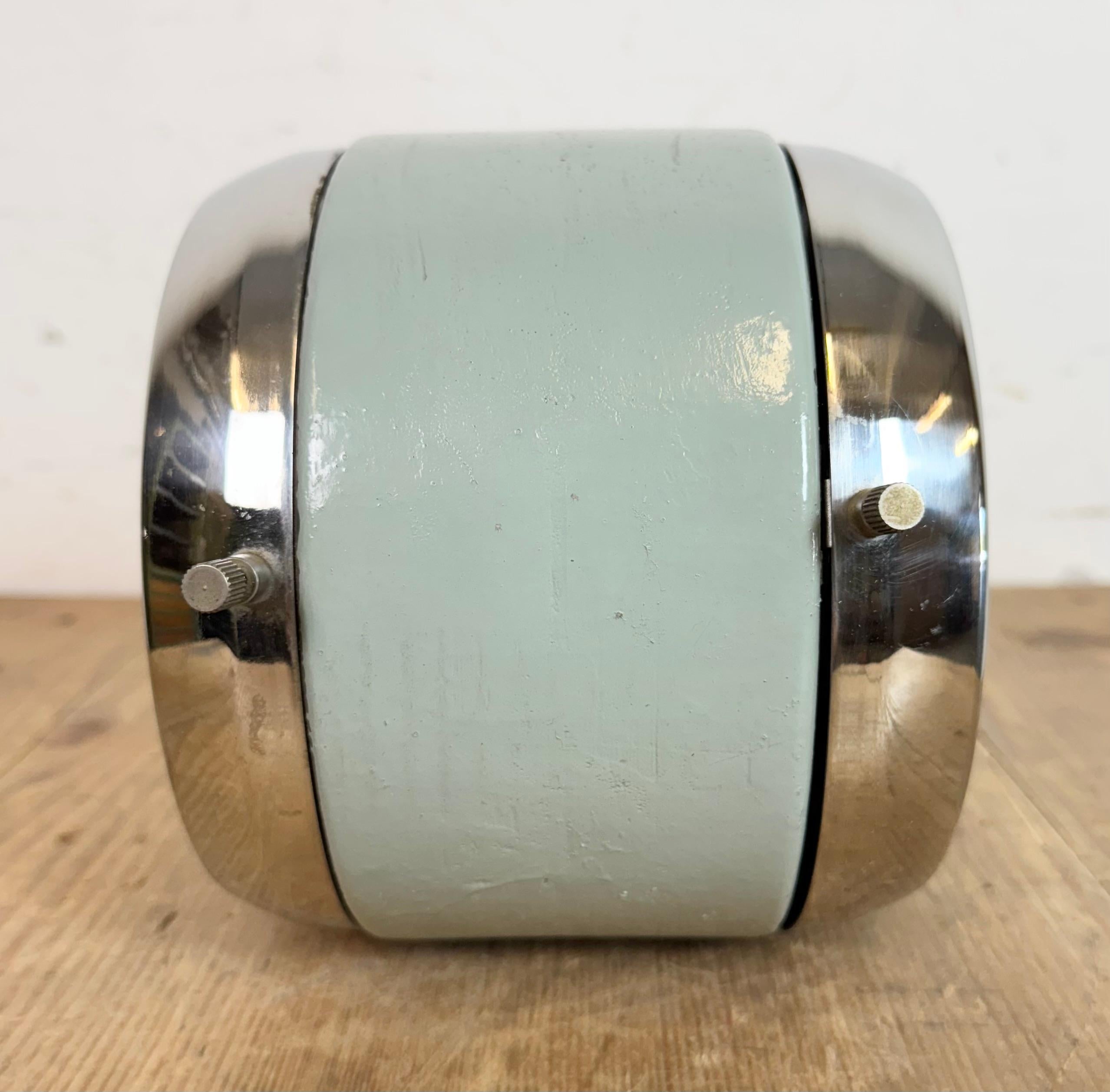 Fin du 20e siècle Vieille horloge murale Kappa Maritime verte à double face, années 1980 en vente