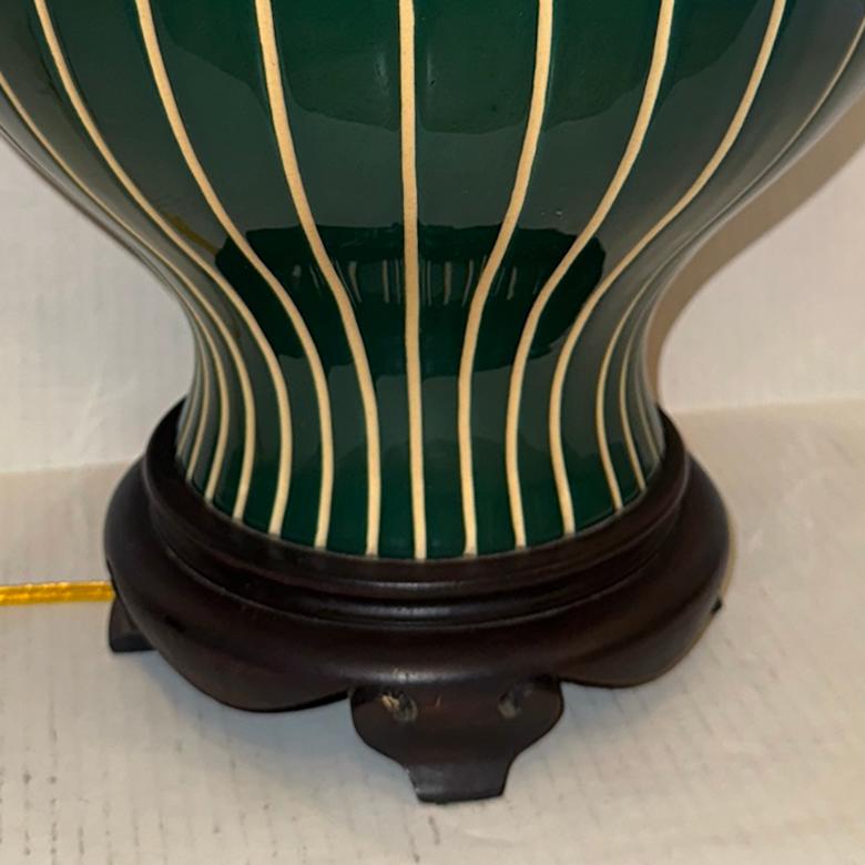 Eine italienische Lampe aus grünem Porzellan aus den 1950er Jahren.

Abmessungen:
Höhe des Körpers: 17